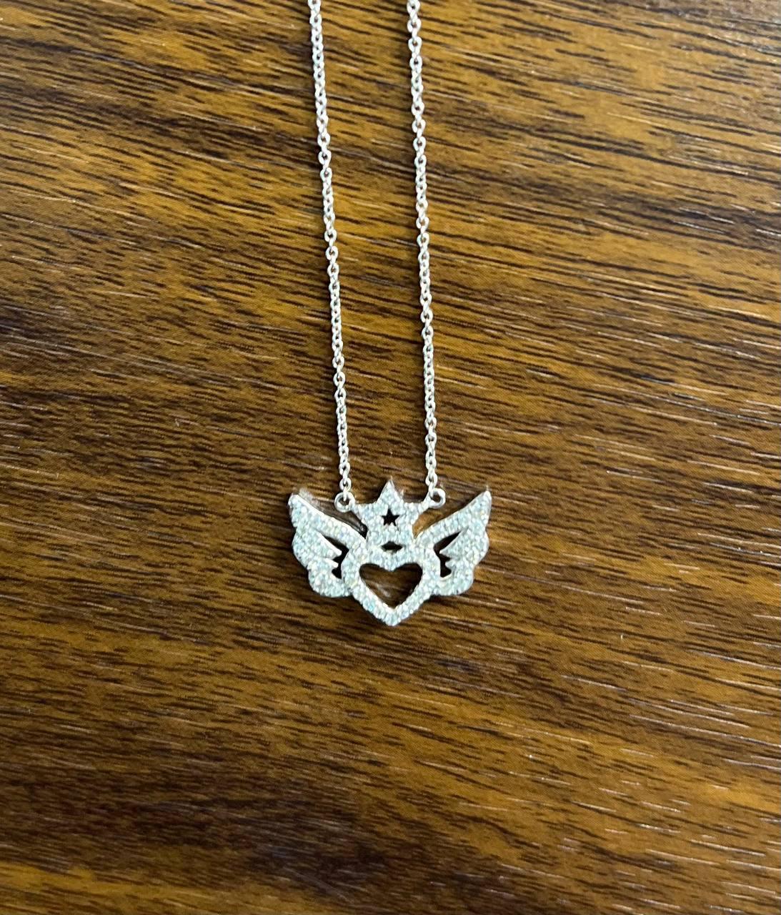 Collana con ciondolo a catena in oro bianco 18 carati con cuore ad angolo e ali, stella con diamante a raggiera in vendita 1