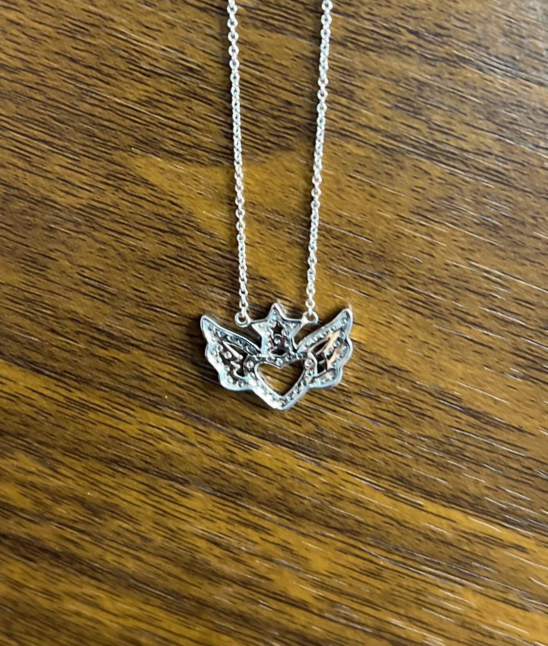 Collana con ciondolo a catena in oro bianco 18 carati con cuore ad angolo e ali, stella con diamante a raggiera in vendita 2
