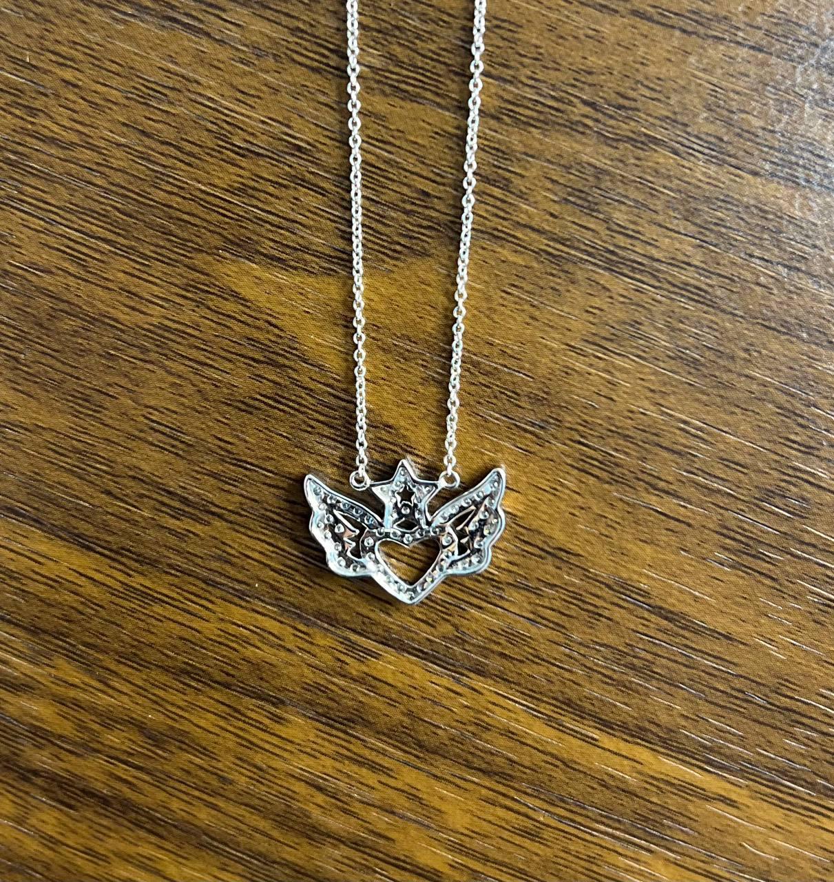 Collana con ciondolo a catena in oro bianco 18 carati con cuore ad angolo e ali, stella con diamante a raggiera in vendita 3