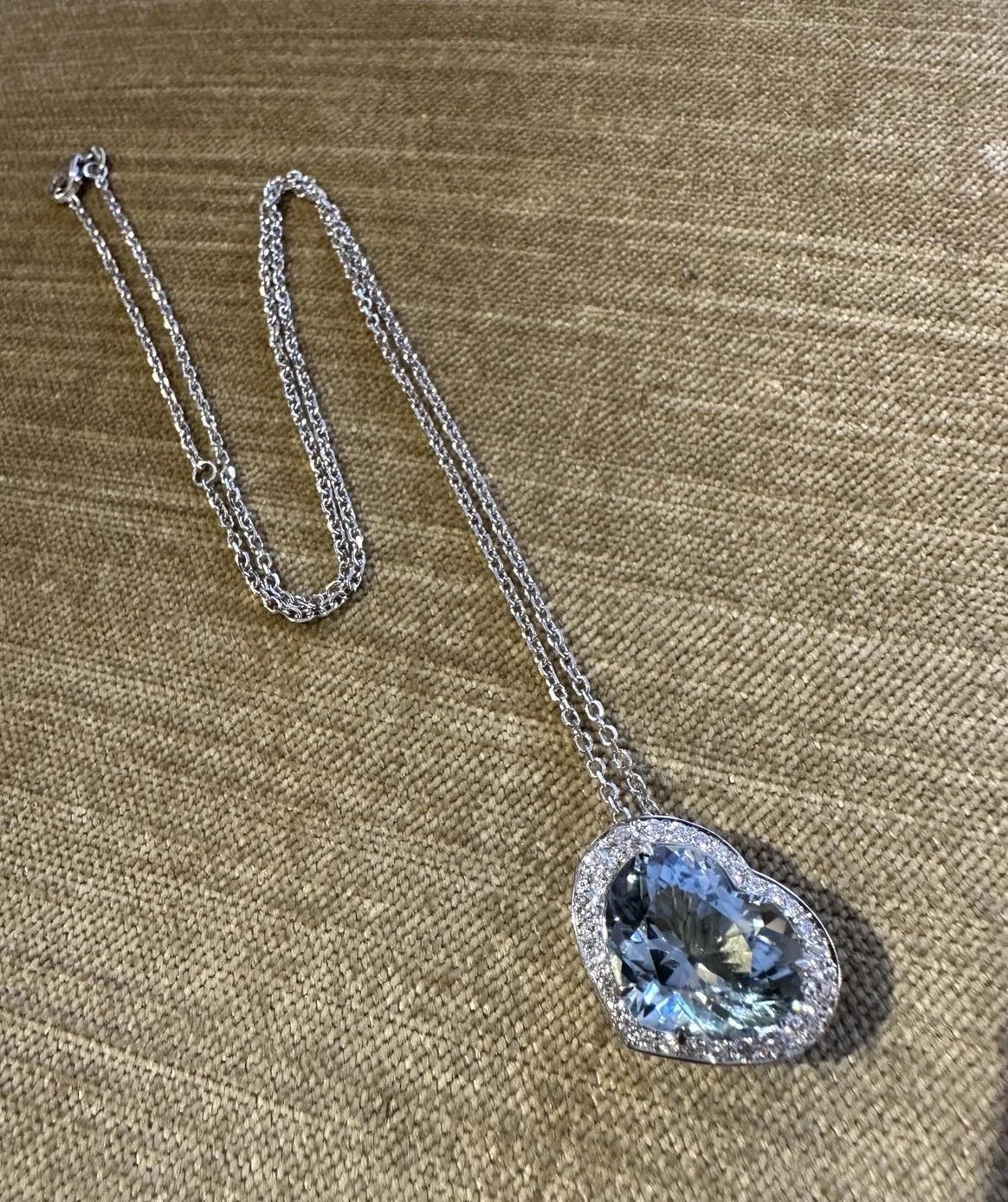 Ciondolo con acquamarina naturale e diamante in platino su catena in oro bianco 14k

Il ciondolo con acquamarina naturale è un ciondolo a forma di cuore con un'acquamarina da 8,30 carati al centro, di un vivace colore blu acqua, circondata da