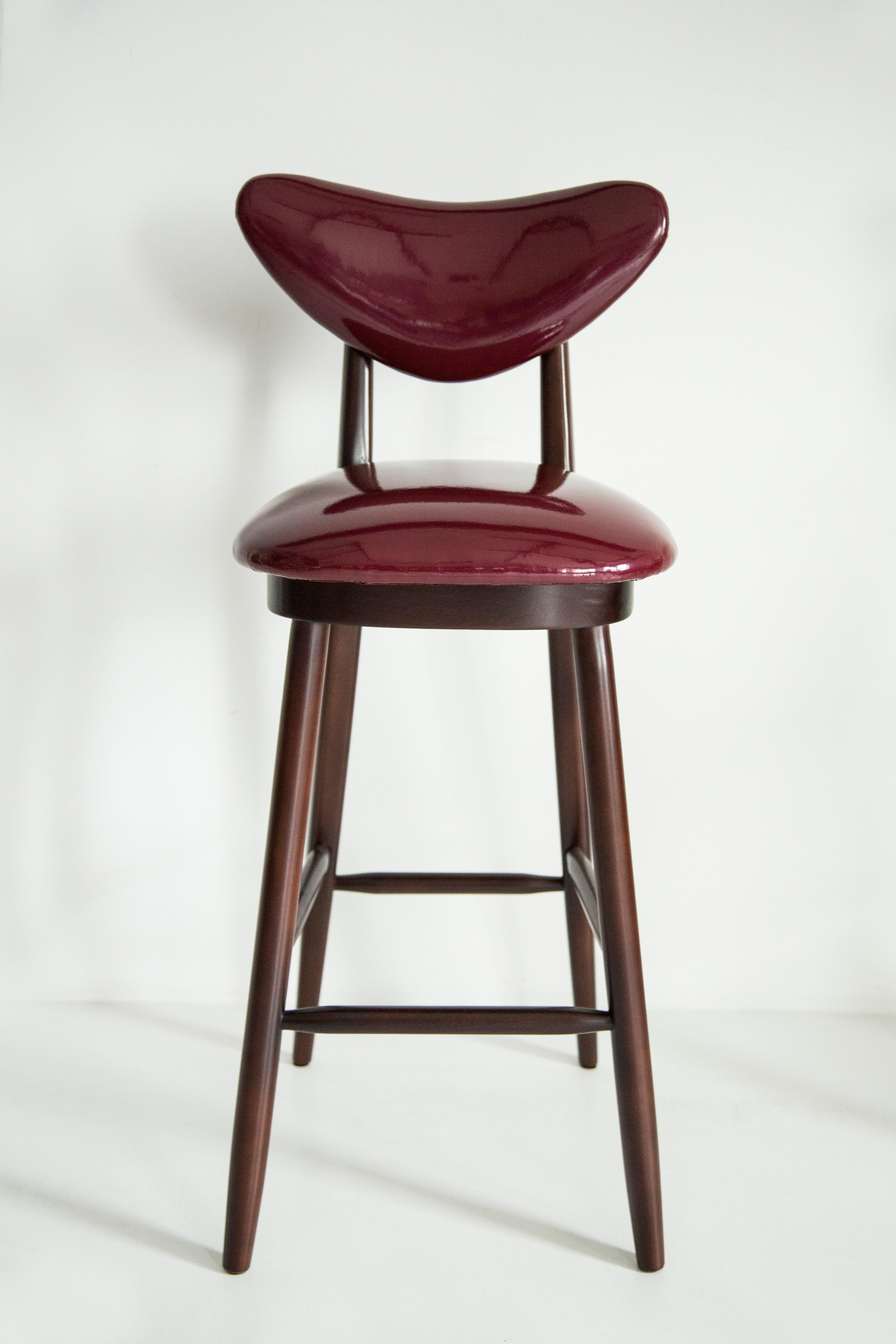 ntroducing the latest creation from Vintola Studio, the stunning chair designed by Ola Szewczul in 2024. This chair is a masterpiece of modern design, combining elegance with exceptional comfort. The rich, glossy finish of the seat and backrest