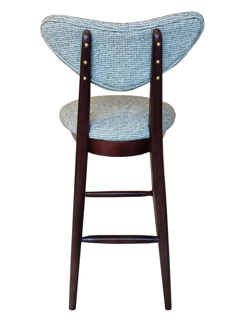 Voici la dernière création de Vintola Studio, l'étonnante chaise conçue par Ola Szewczul en 2024. Cette chaise est un chef-d'œuvre de design moderne, alliant l'élégance à un confort exceptionnel. Le riche tissu de l'assise et du dossier met en