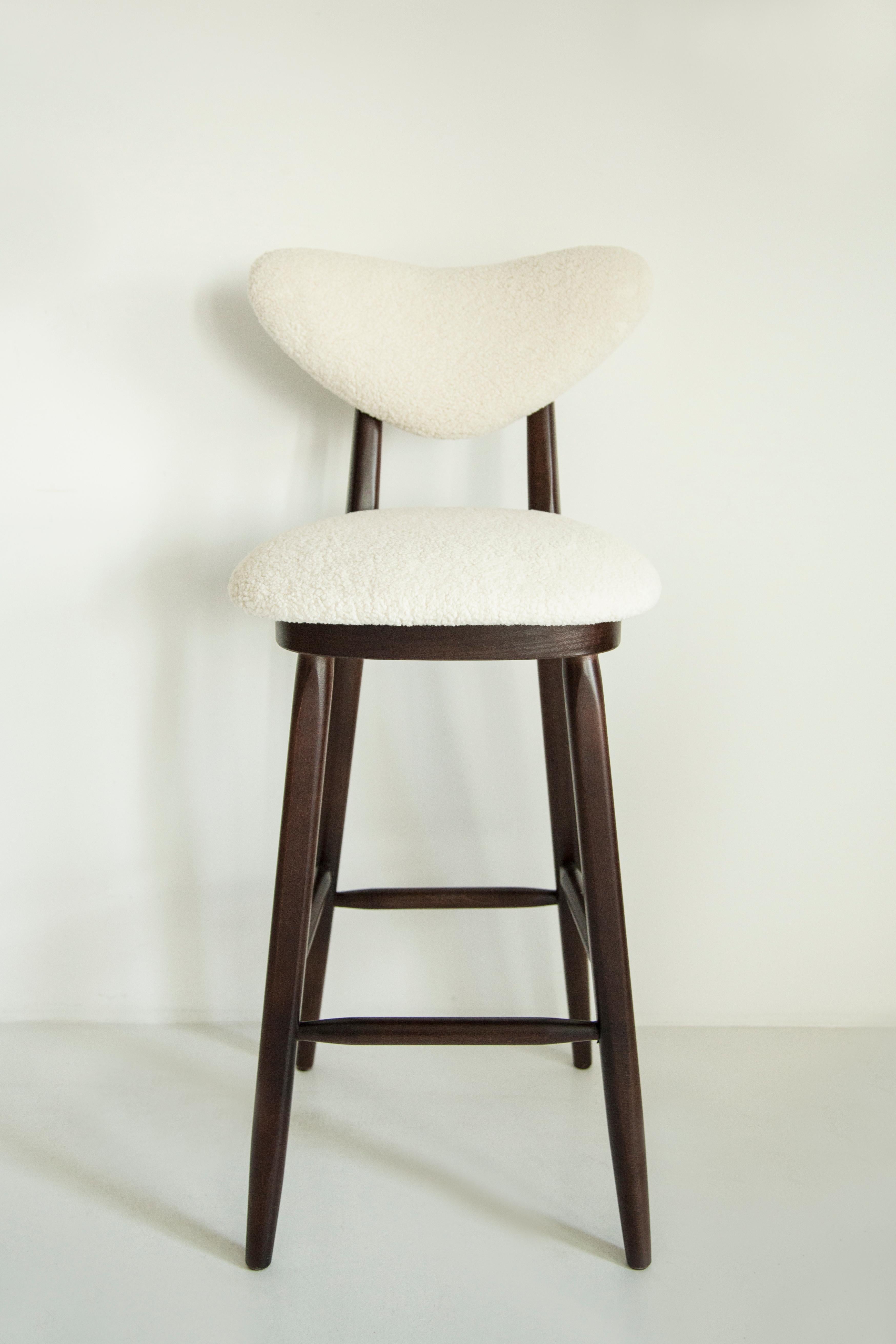 Wir stellen die neueste Kreation von Vintola Studio vor, den atemberaubenden Stuhl von Ola Szewczul aus dem Jahr 2024. Dieser Stuhl ist ein Meisterwerk des modernen Designs, das Eleganz mit außergewöhnlichem Komfort verbindet. Das reiche