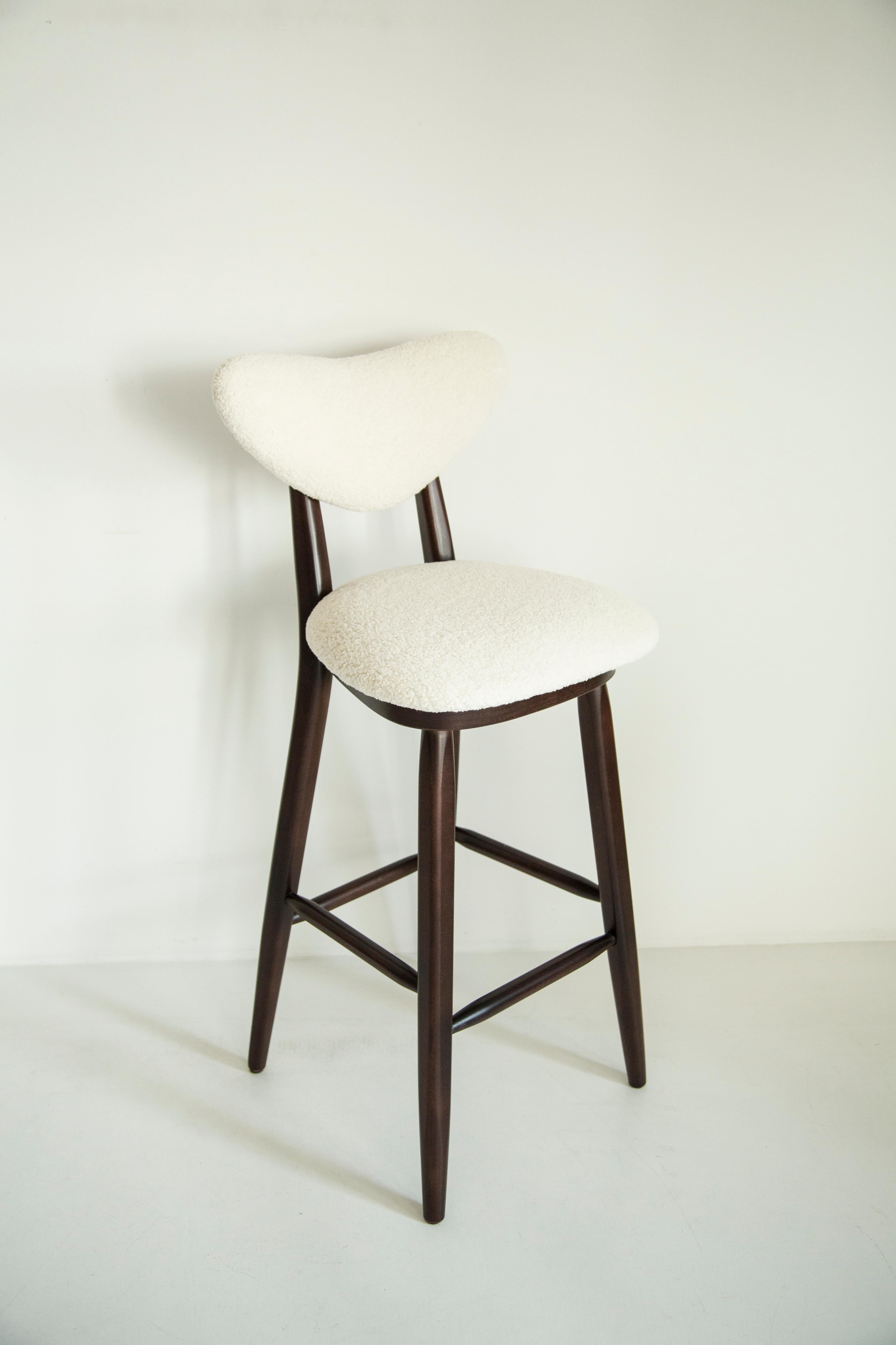 Heart Bar Stool Chair, Weiß-Elfenbein-Bouclé, von Vintola Studio, Europa, Polen. (Handgeschnitzt) im Angebot