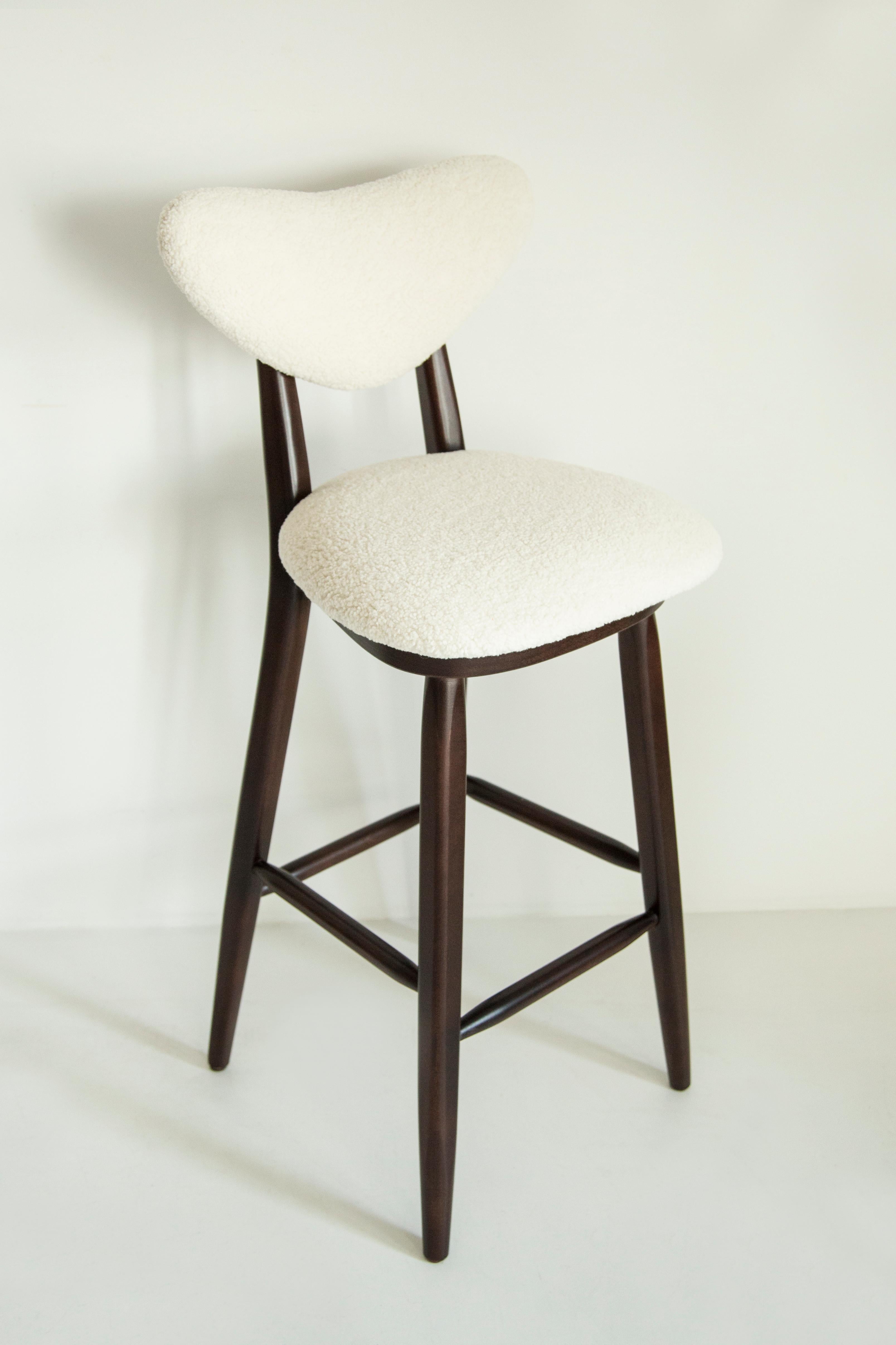 Heart Bar Stool Chair, Weiß-Elfenbein-Bouclé, von Vintola Studio, Europa, Polen. (21. Jahrhundert und zeitgenössisch) im Angebot