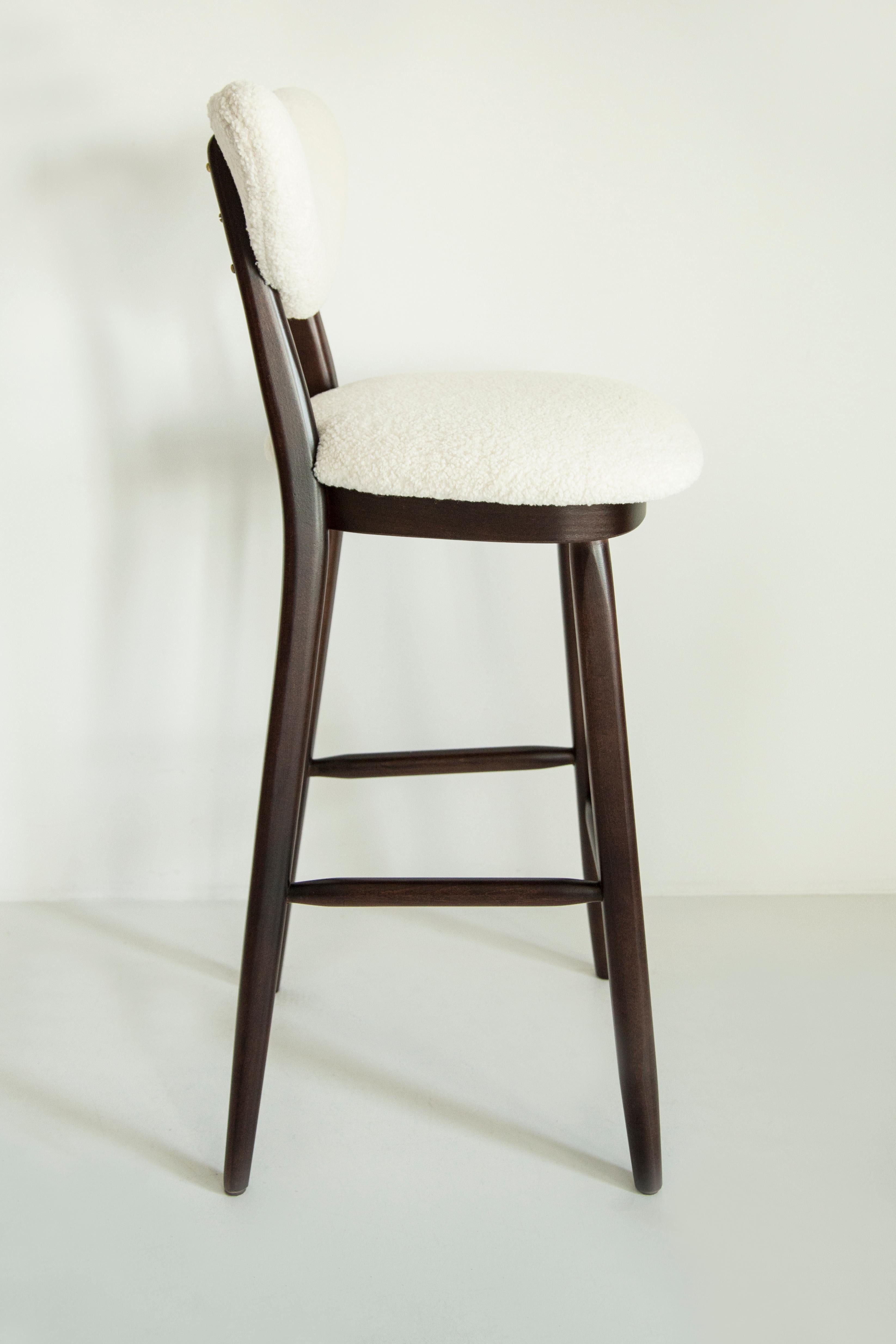 Heart Bar Stool Chair, Weiß-Elfenbein-Bouclé, von Vintola Studio, Europa, Polen. (Buchenholz) im Angebot