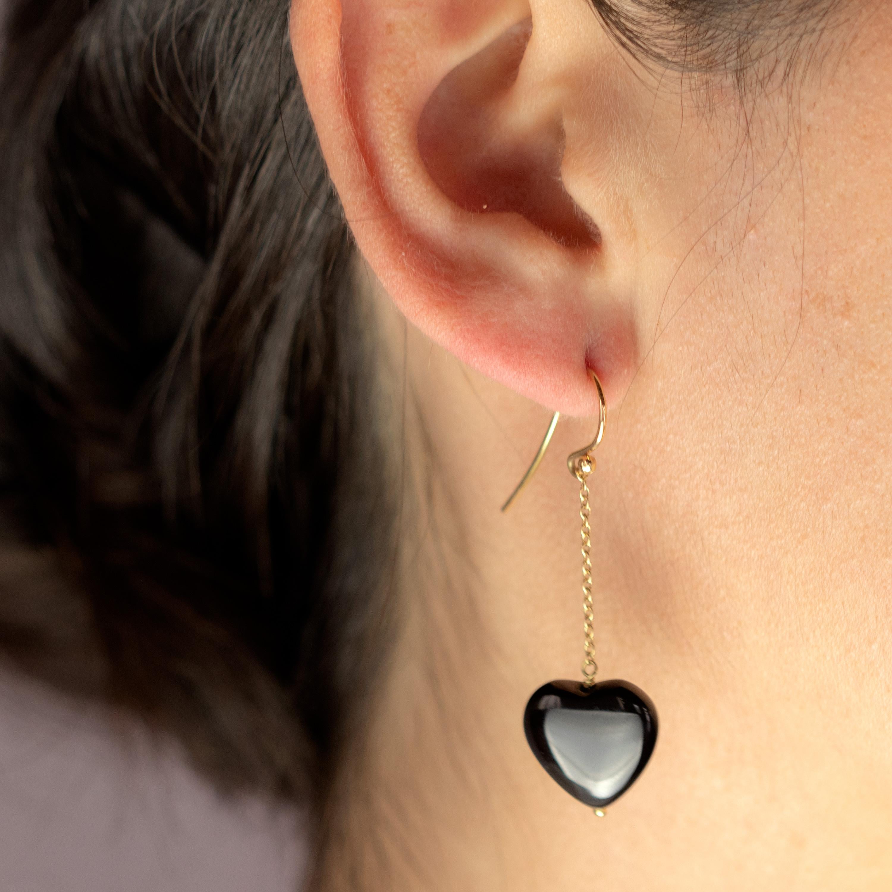 Breathtaking drop and chic black agate heart earwire earrings. 27.5 agate carat stone embellished with 18 karat yellow gold chain. Are you looking for a Valentine? These earrings will attract it.

Agate is an excellent stone for rebalancing and