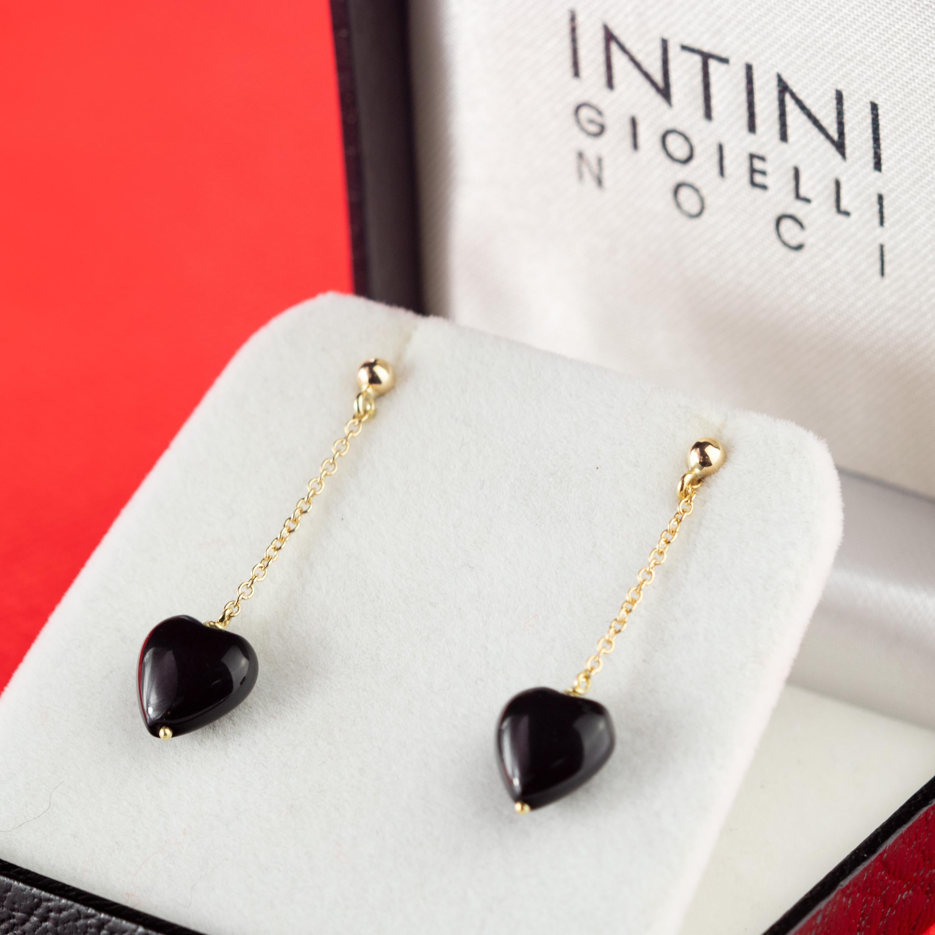 Pendants d'oreilles en or jaune et agate noire en forme de cœur de Saint-Valentin en vente 2