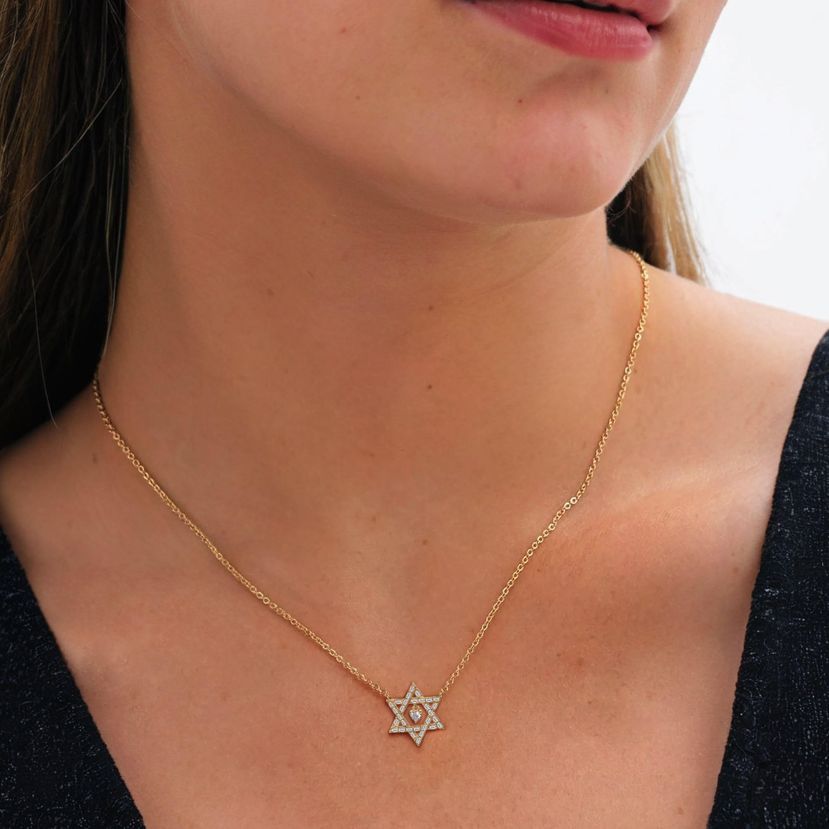 Cet élégant collier étoile de David en or 14K centré sur le cœur est une pièce intemporelle qui allie joliment foi et style. Le design complexe présente un cœur en diamant naturel rayonnant au centre, symbolisant l'amour et la dévotion. Réalisé en