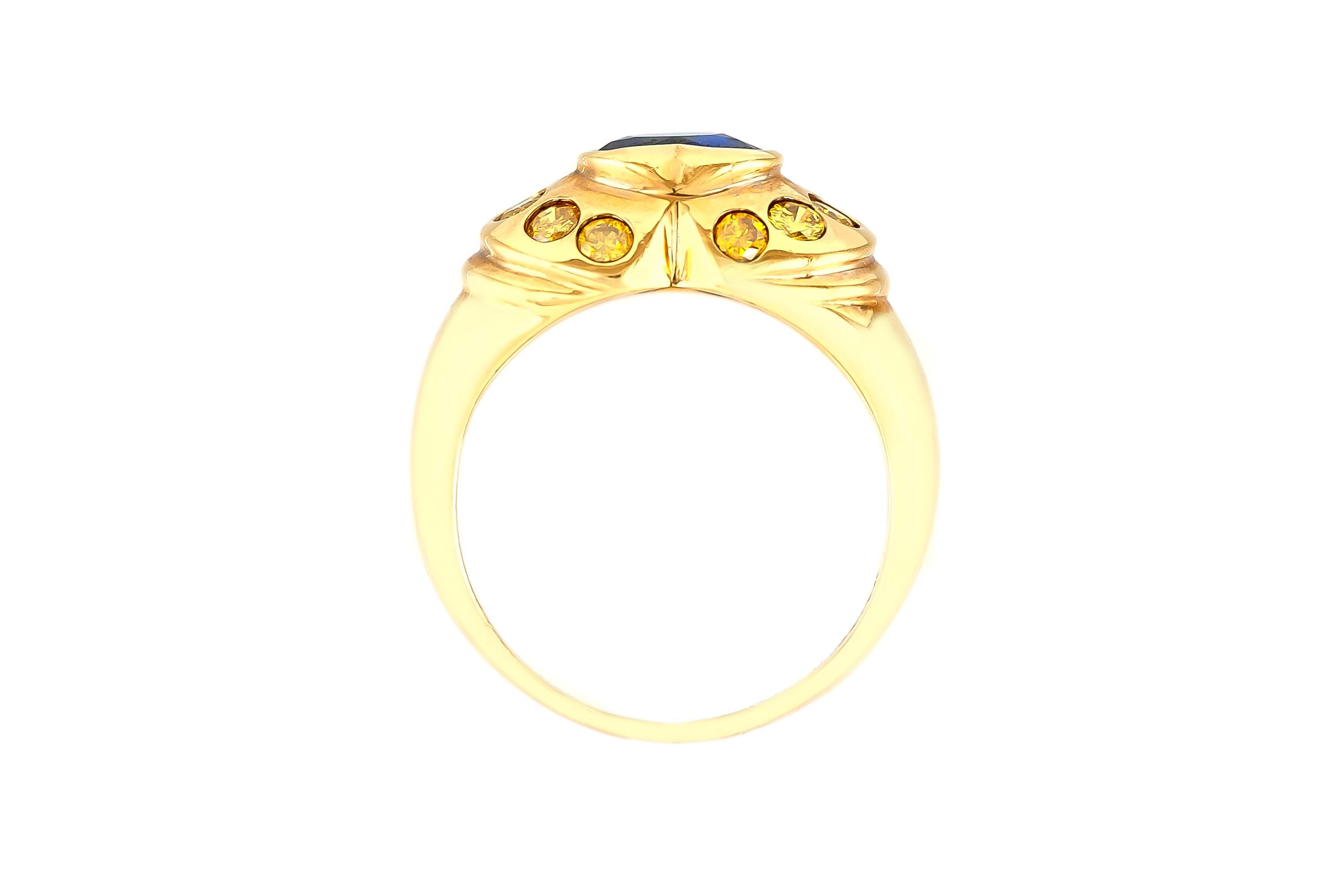 Der Ring ist fein in Handarbeit in 18k Gelbgold mit natürlichen gelben Diamanten mit einem Gesamtgewicht von etwa 0,50 und Saphir mit einem Gesamtgewicht von etwa 1,59 Karat.
Um 1980.