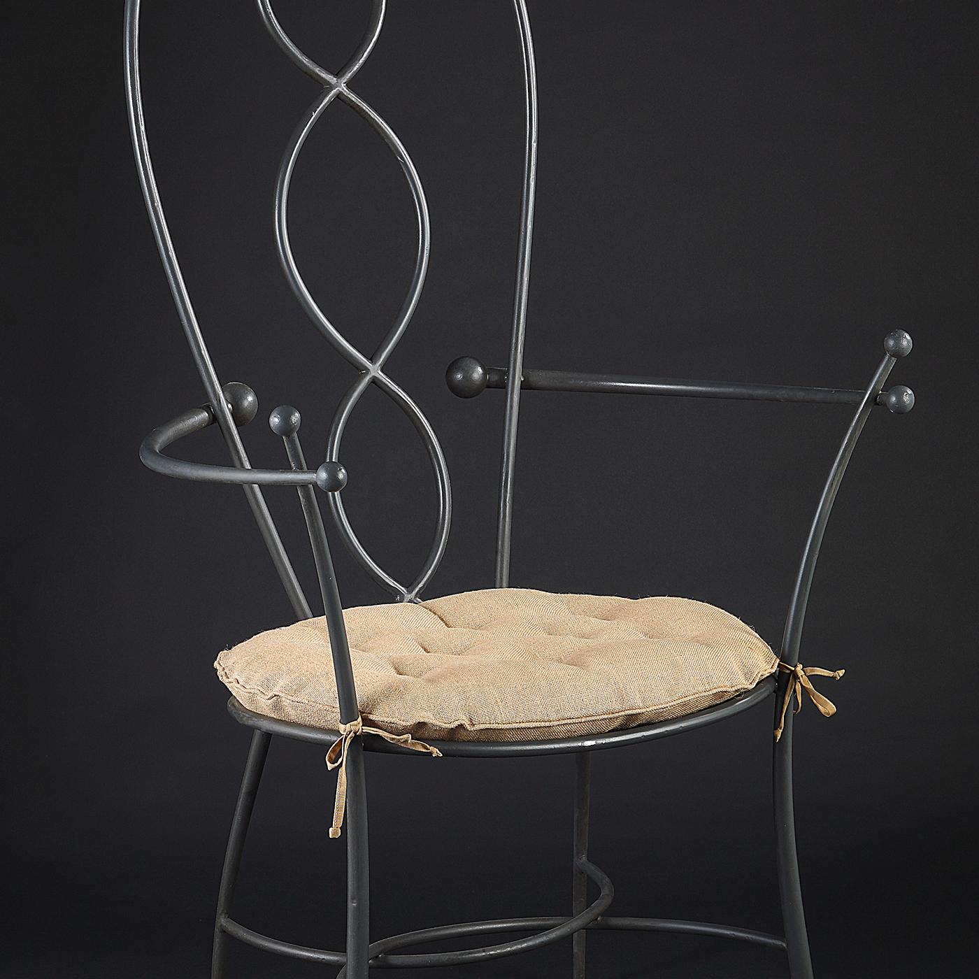 A series of curves that cross and intertwine is the dominant decorative pattern of this splendid chair that will add a romantic and retro-chic accent to any interior. The stainless steel structure comprises a round seat enveloped in open armrests