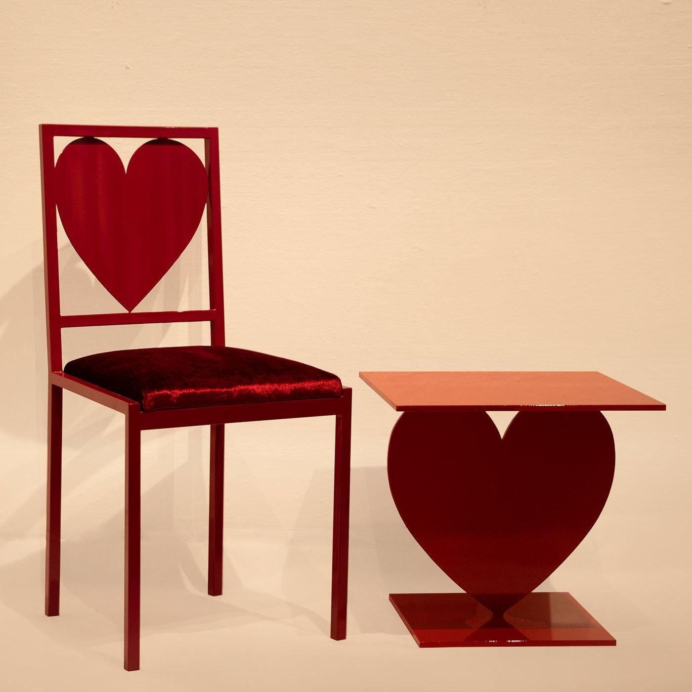 Dotée d'un design élégant qui la rend à la fois esthétique et fonctionnelle, cette chaise de la collection Imperfect Love s'imposera dans un bureau à domicile, une salle à manger ou une chambre contemporaine et éclectique. D'un rouge éclatant et