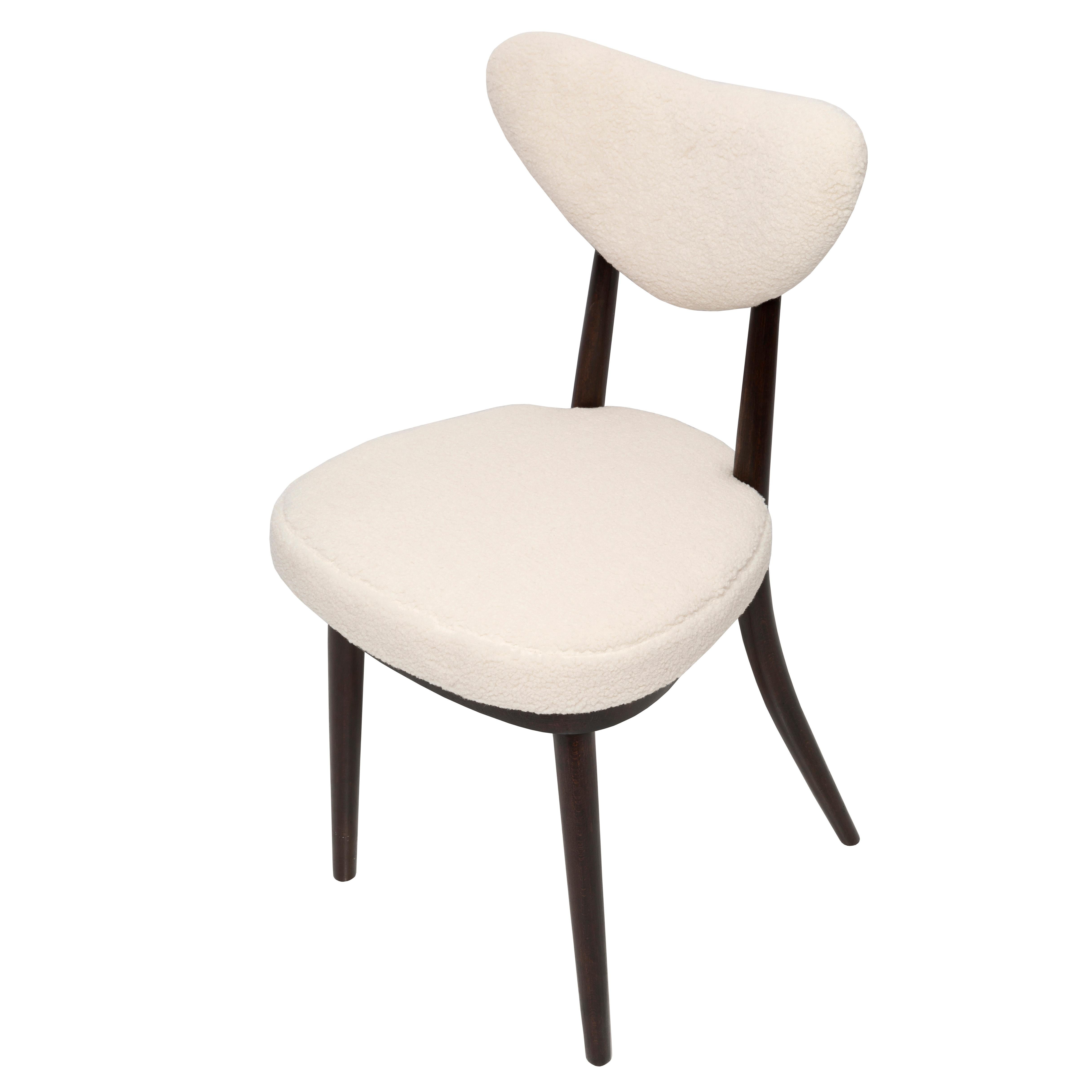 Mid-Century moderno Sedia Heart in White Boucle di Vintola Studio, sedile imbottito in faggio in vendita