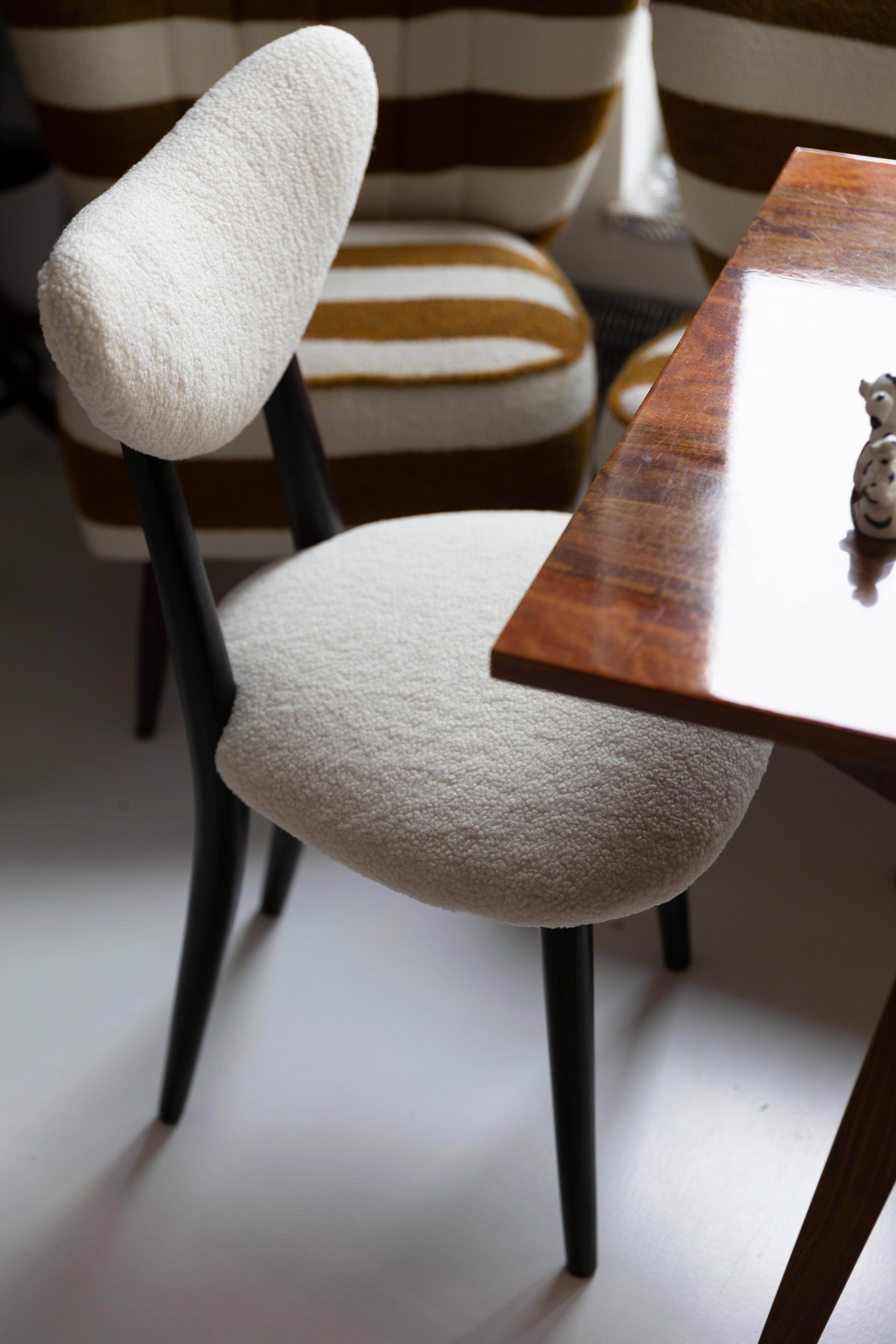 Lana Sedia Heart in White Boucle di Vintola Studio, sedile imbottito in faggio in vendita