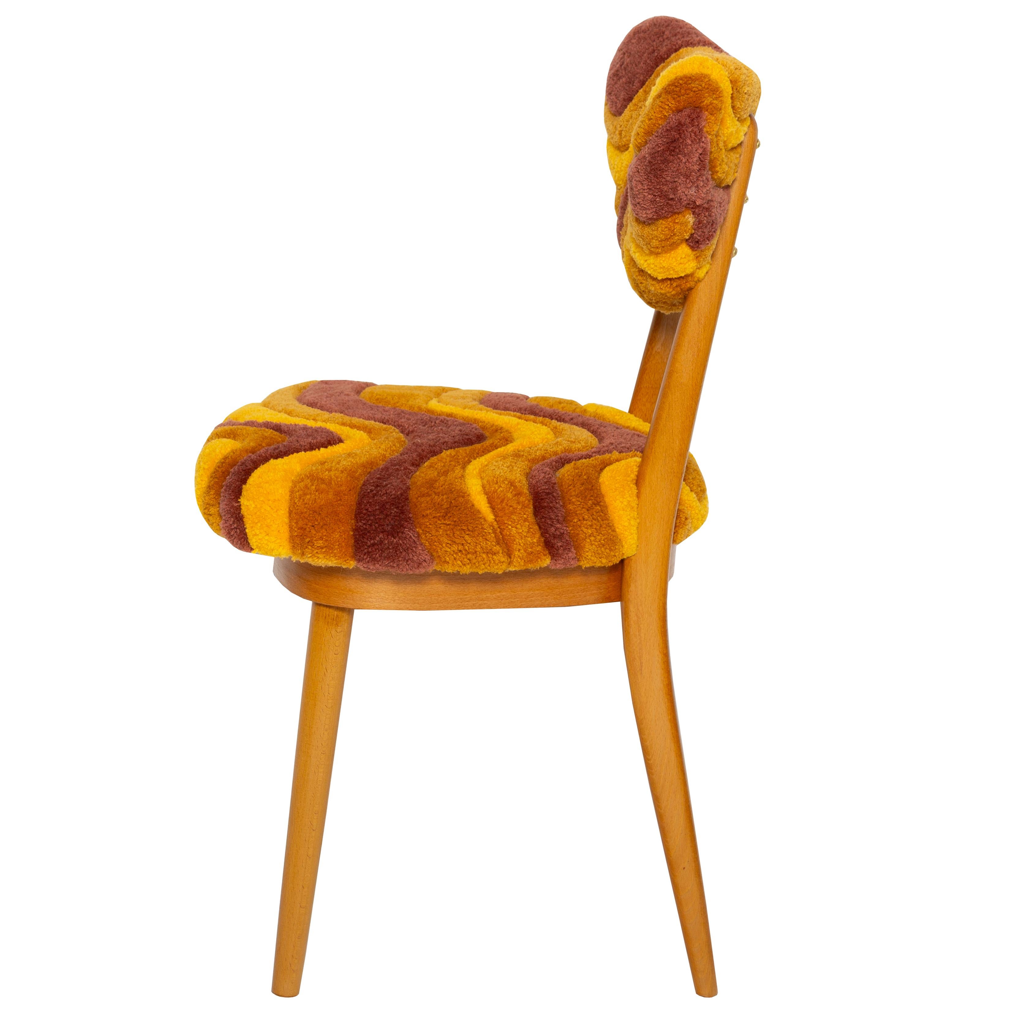 Mid-Century Modern Chaise Heart de Vintola Studio en laine jaune, assise multicolore tuftée à la main en vente