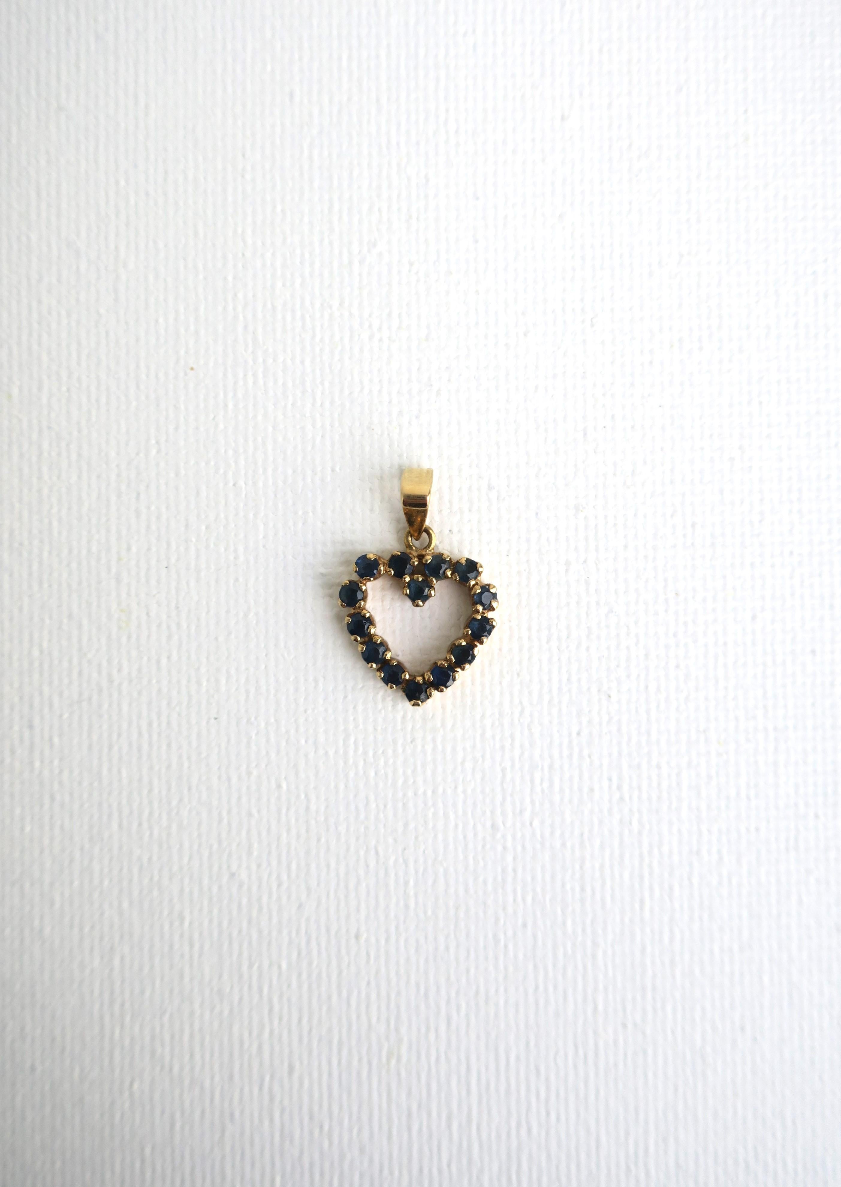 Taglio rotondo Ciondolo a forma di cuore con zaffiri blu in oro 14 carati in vendita