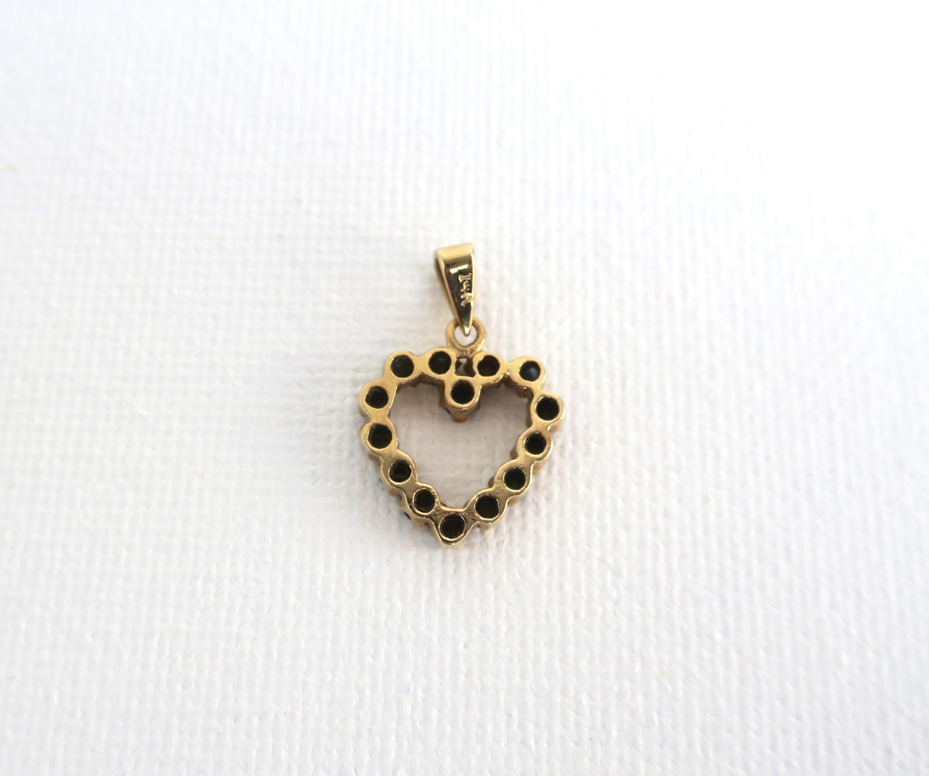 Ciondolo a forma di cuore con zaffiri blu in oro 14 carati in vendita 1