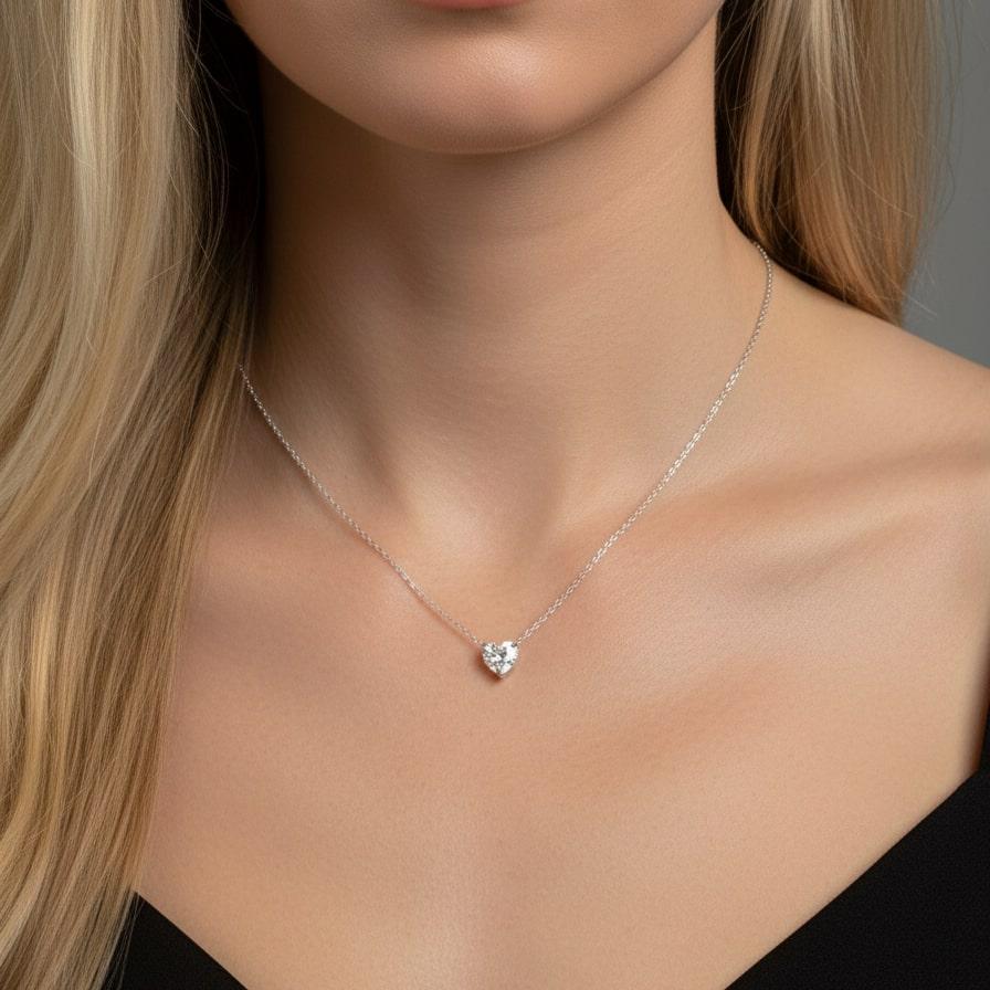 Célébrez l'élégance intemporelle avec ce superbe pendentif en diamant taillé en cœur de 1,75 carat, magnifiquement suspendu à une fine chaîne en or blanc. La taille brillante en forme de cœur, réalisée de manière experte, capte la lumière sous tous