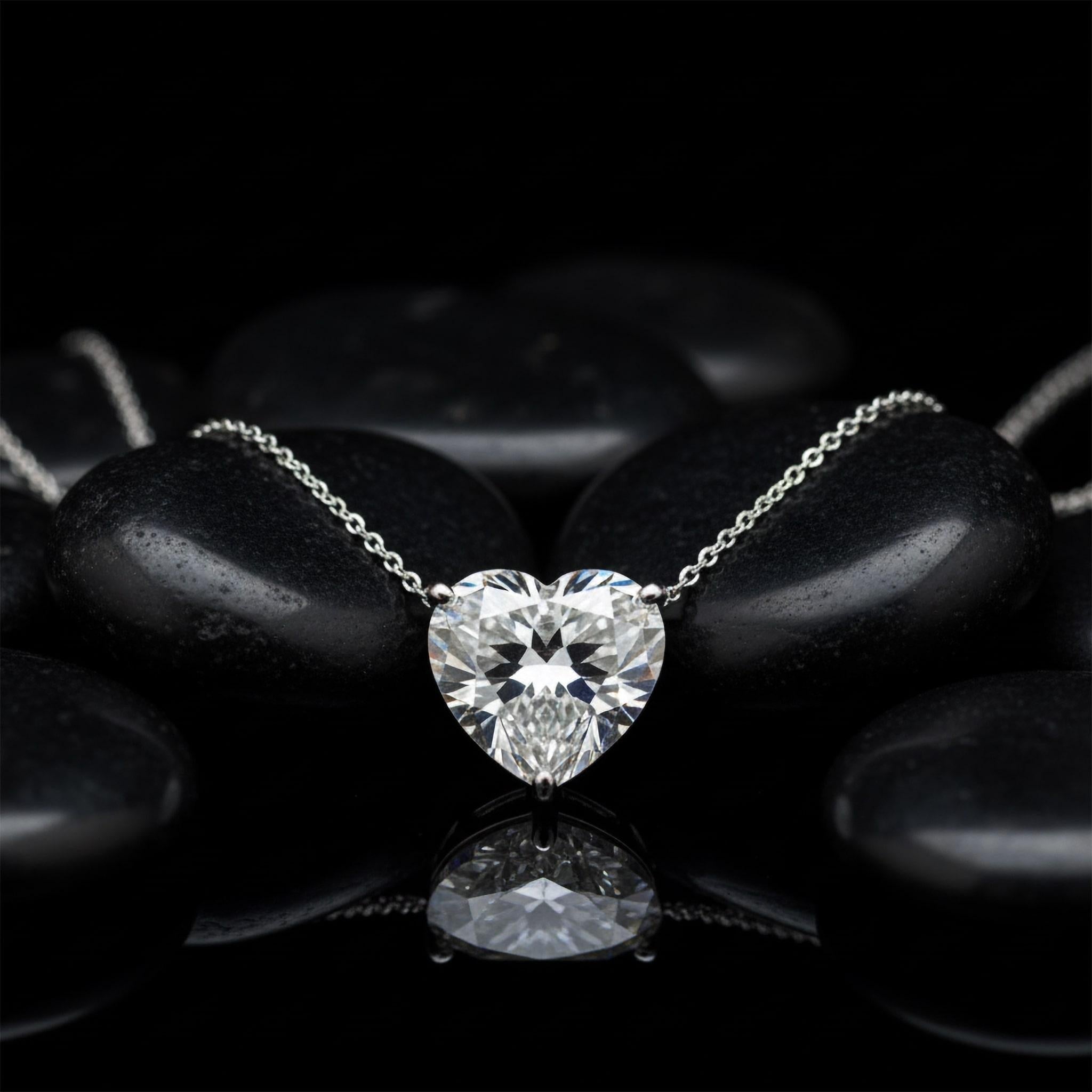 Collier pendentif en or blanc 14K (ou 18k sur demande) avec diamants en forme de cœur en vente