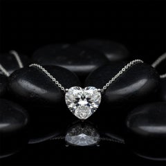 Collier pendentif en or blanc 14K (ou 18k sur demande) avec diamants en forme de cœur