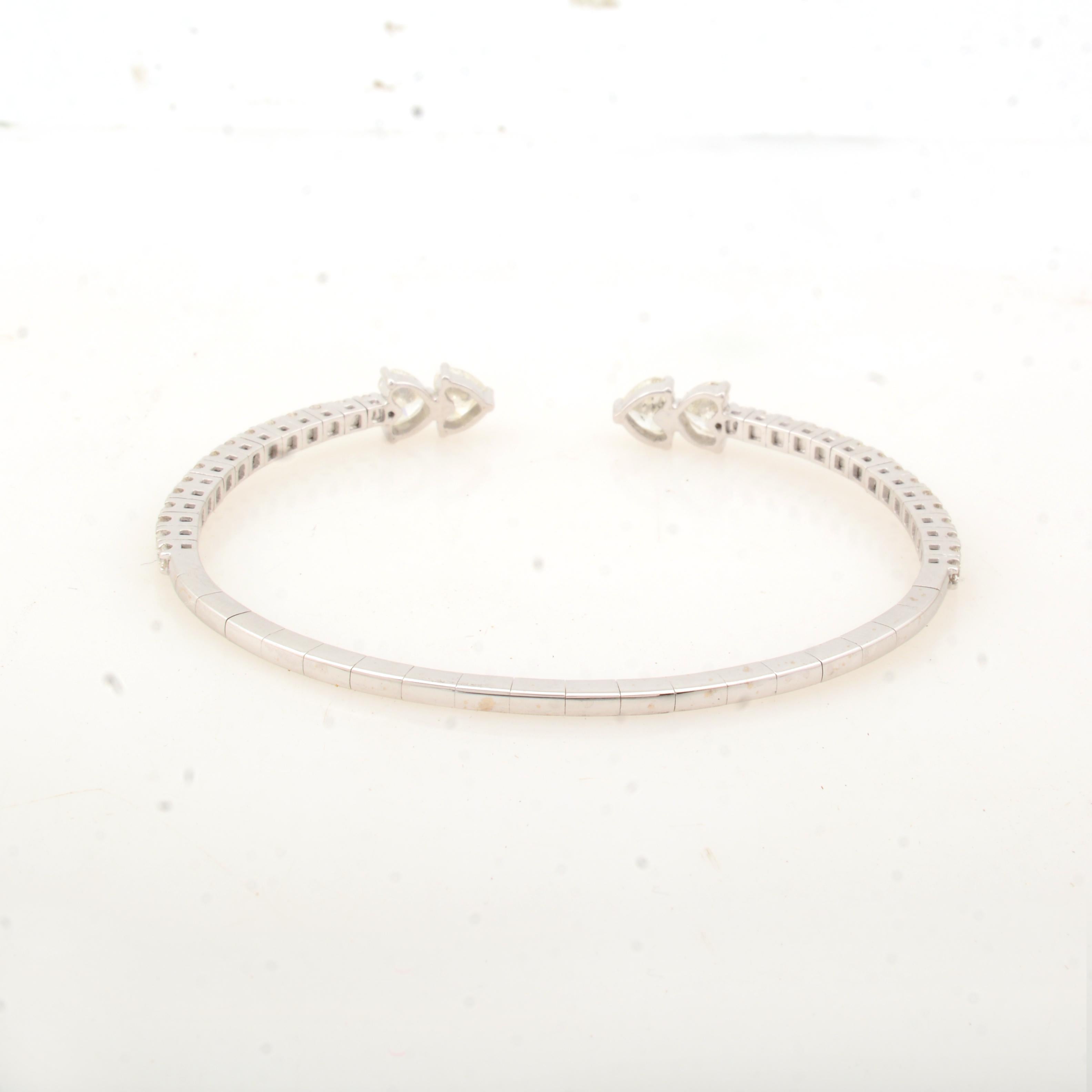 Heart Cut 2.80Ct Natural Diamond Open Cuff Bangle Bracelet In 14K White Gold en vente 1