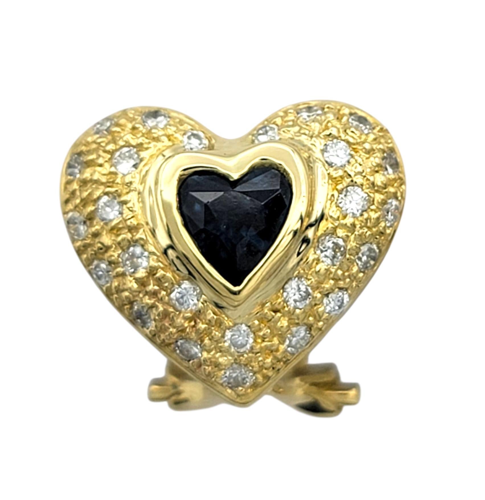 Contemporaneo Borchie a cuore con zaffiro blu e pavé di diamanti in oro giallo 18 carati in vendita
