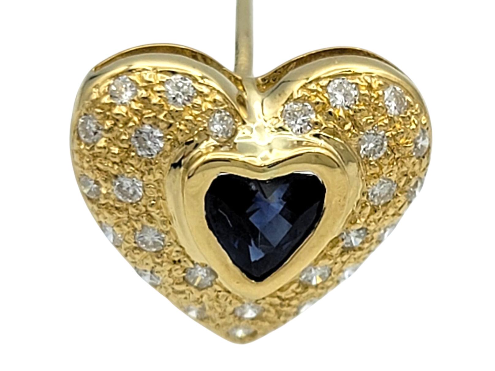 Cuore Borchie a cuore con zaffiro blu e pavé di diamanti in oro giallo 18 carati in vendita