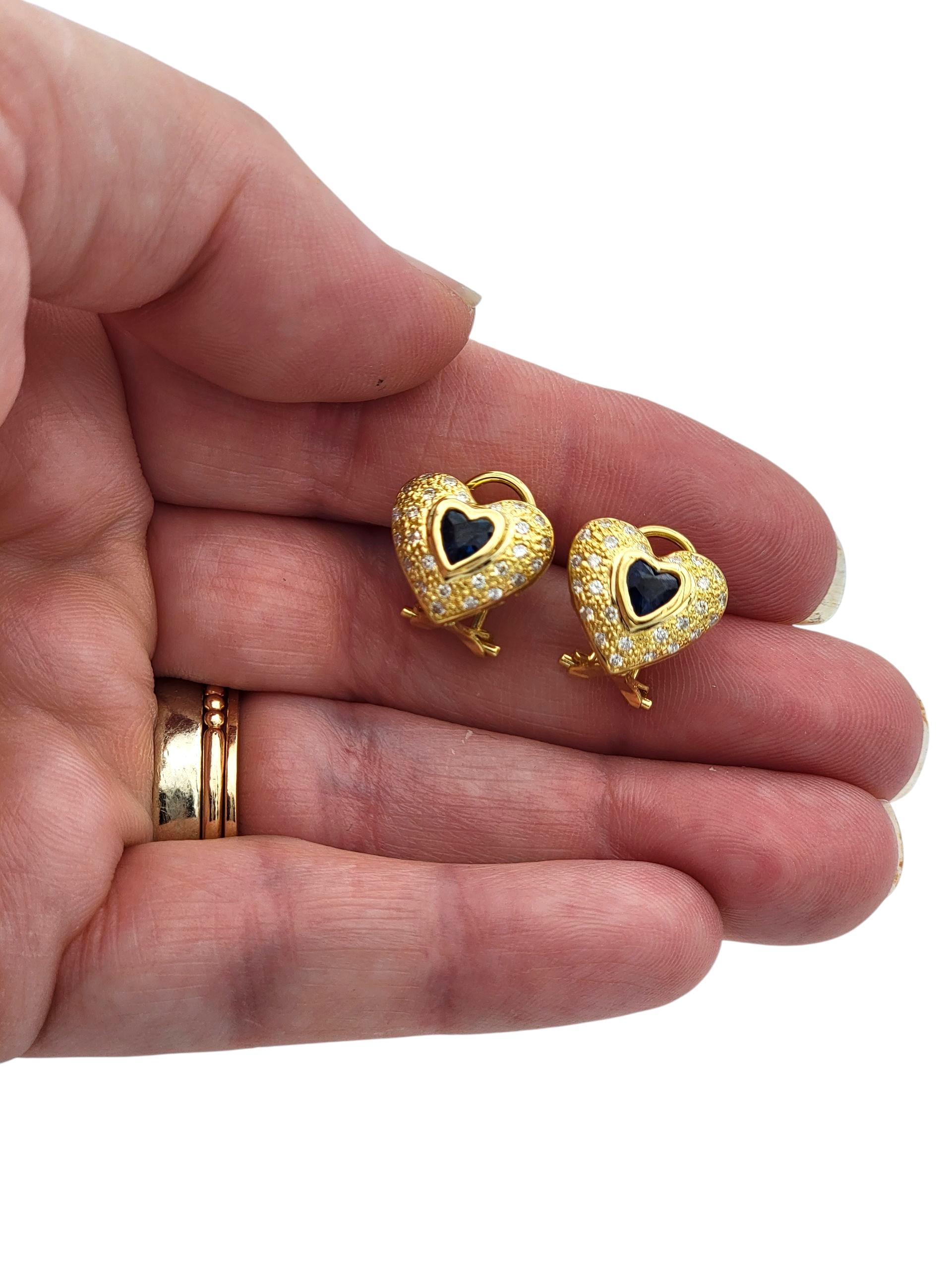 Borchie a cuore con zaffiro blu e pavé di diamanti in oro giallo 18 carati in vendita 3