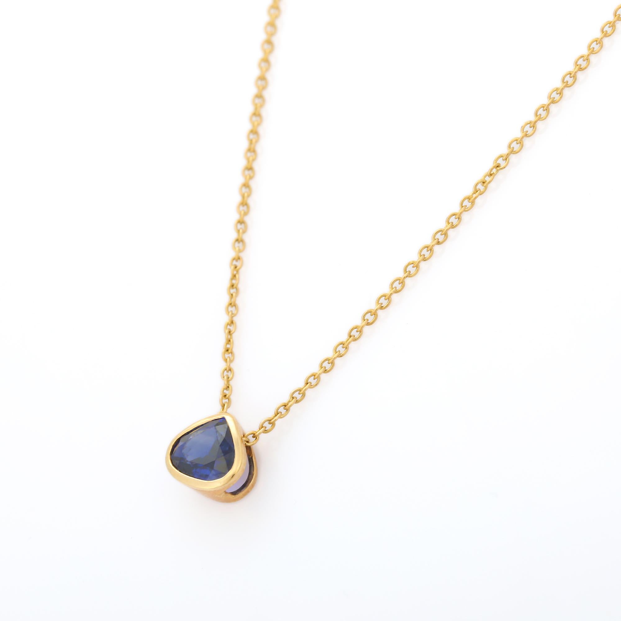 Blaue Saphir-Halskette aus 18 Karat Gold, besetzt mit Saphiren im Birnenschliff.
Ergänzen Sie Ihren Look mit dieser eleganten Saphir-Halskette. Dieses atemberaubende Schmuckstück wertet einen Freizeitlook oder ein elegantes Outfit sofort auf. Bequem