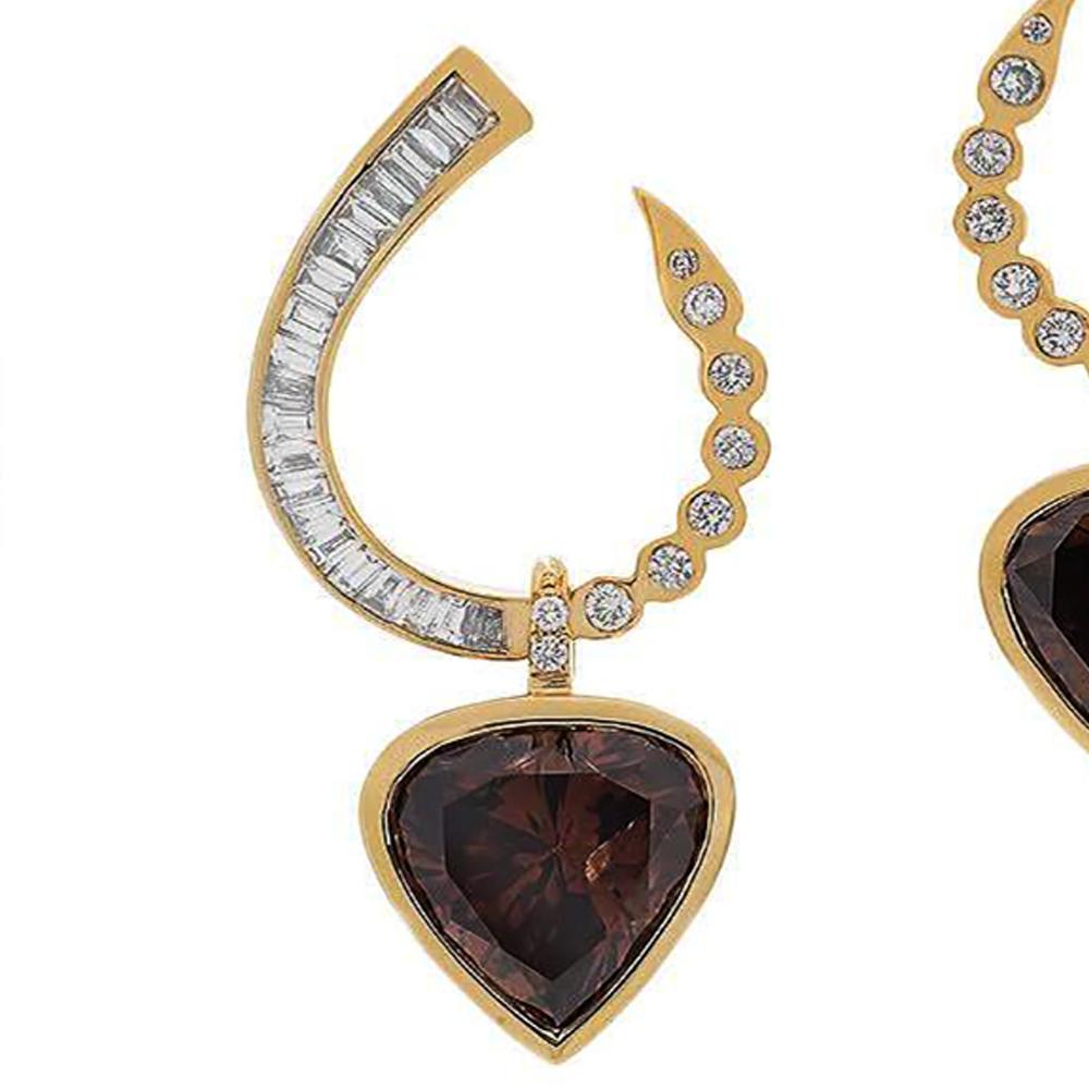 Geschnitzte herzförmige Ohrringe mit braunen Diamanten, besetzt mit braunen Diamanten von 5,87 Karat und weißen Diamanten von 1,14 Karat. Diese Ohrringe sind Teil der Trinity-Kollektion von COOMI, die vom Fluss Ganges inspiriert ist. Sie werden in