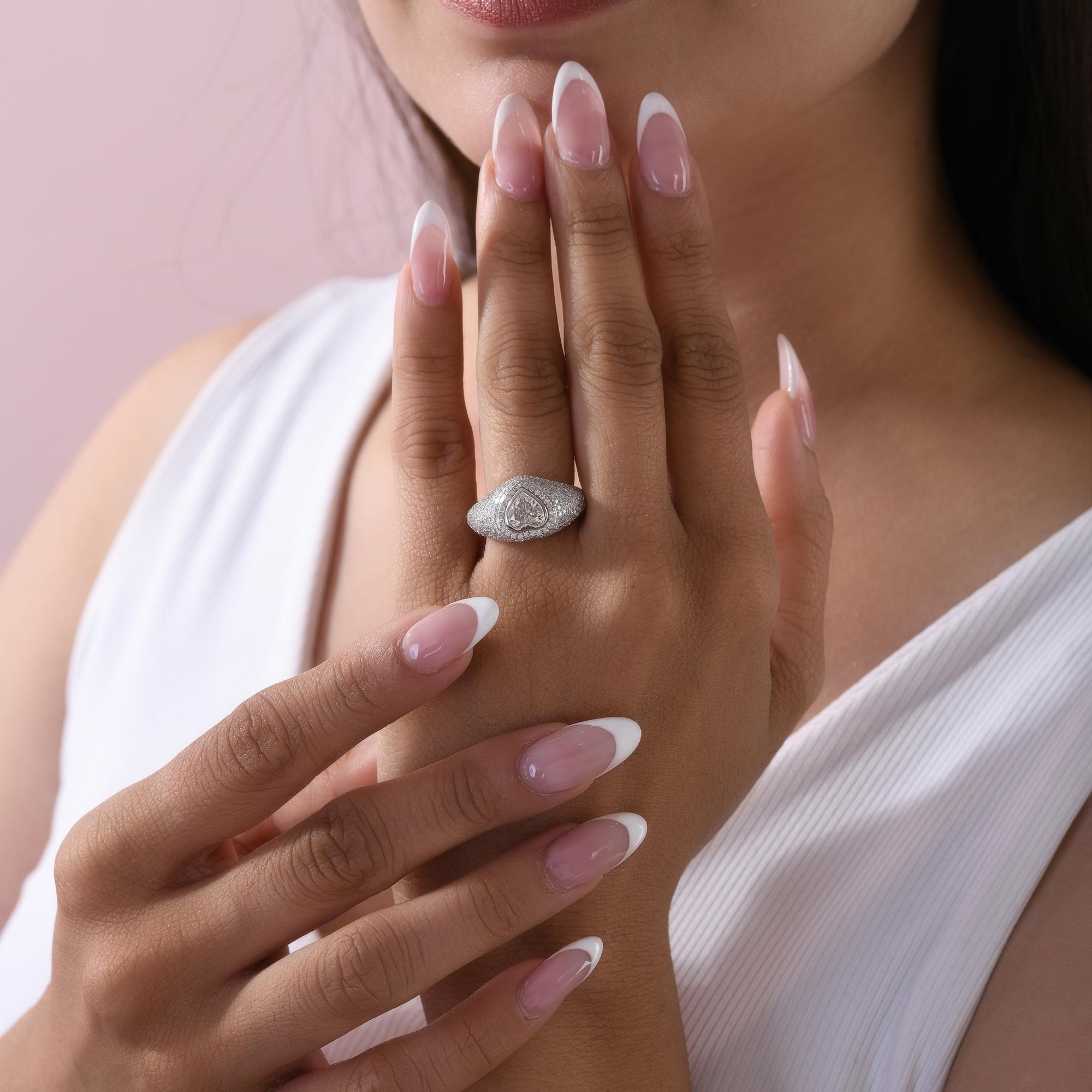 Bague de fian�çailles Cocktail en or blanc 14K avec diamants certifiés taille coeur
Célébrez votre éternité avec une bague qui parle d'amour, de pureté et de confiance. Notre bague de fiançailles en diamant naturel, disponible en or massif 14K, est