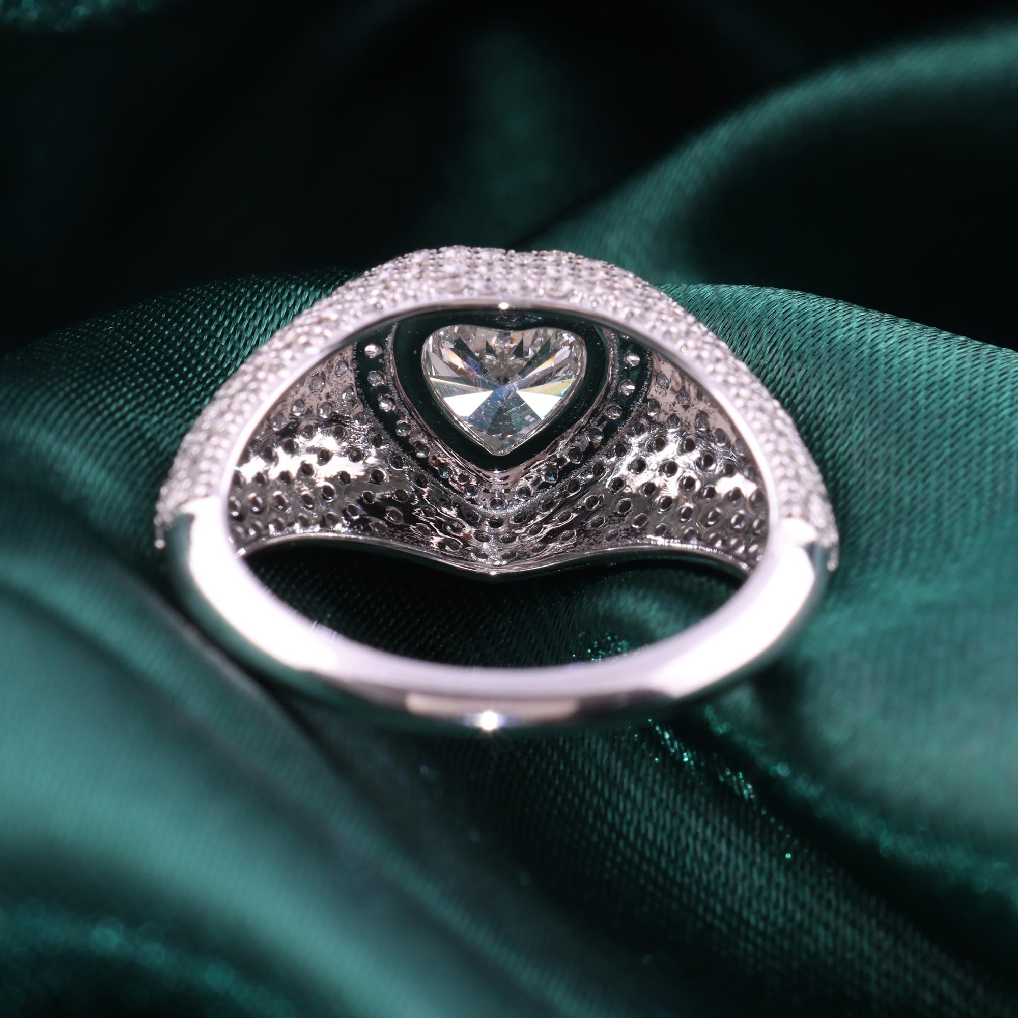 Taille cœur Bague de fiançailles Cocktail en or blanc 14K avec diamant certifié taille cœur Fine Jewelry en vente