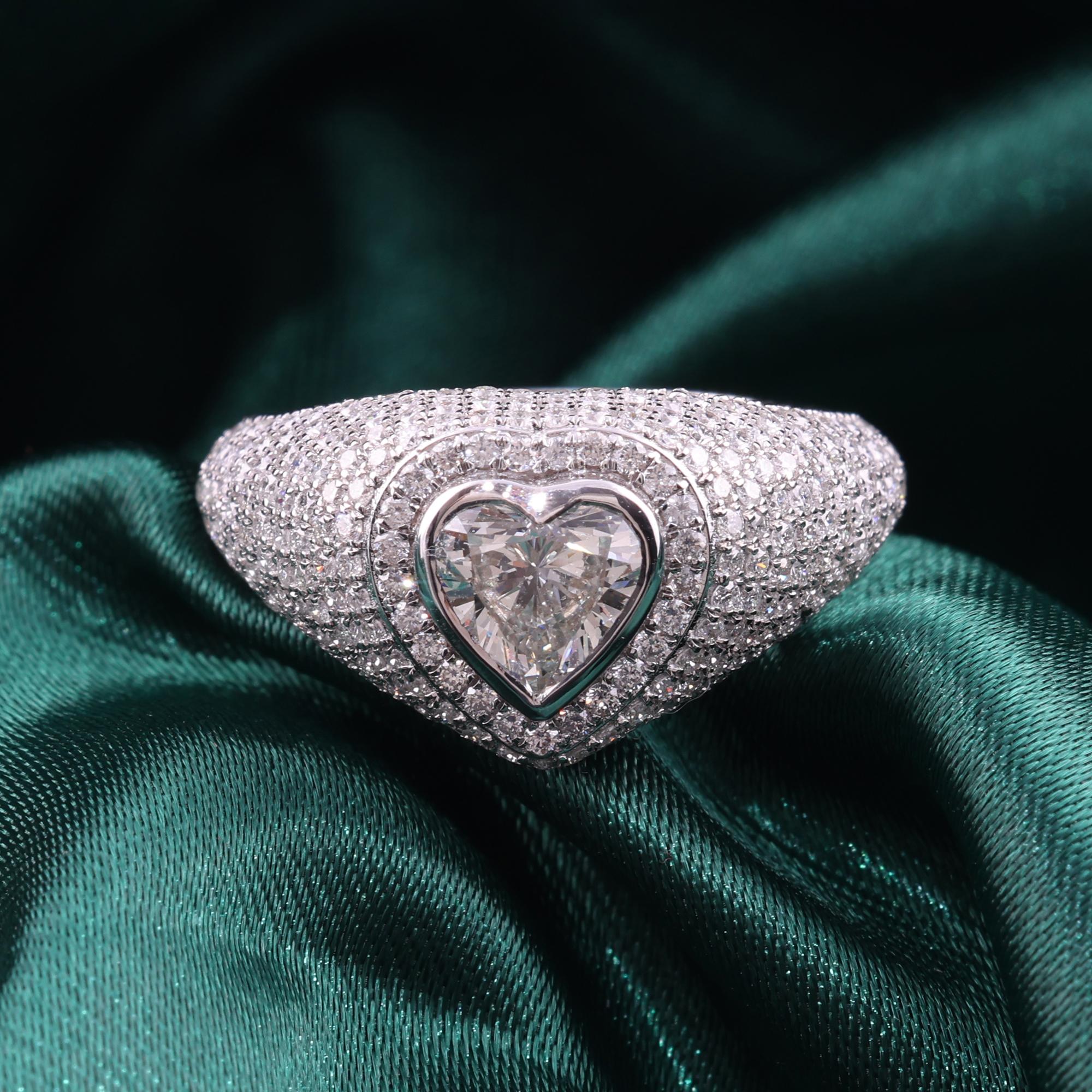 Anillo de cóctel de compromiso de diamantes certificados talla corazón de oro blanco de 18 quilates Joyería fina Corte de corazón en venta