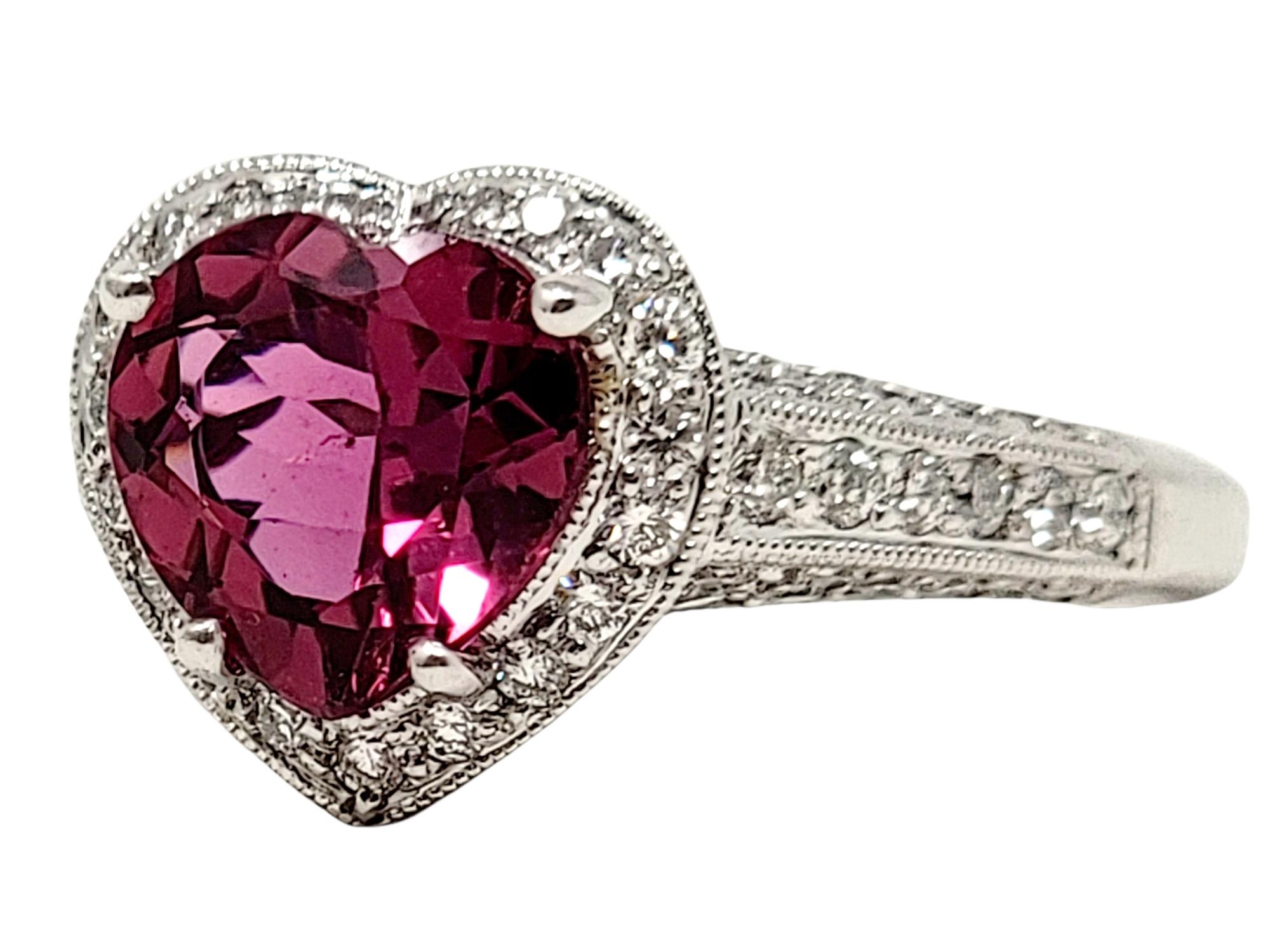 Ring aus 18 Karat Weißgold mit rosa Turmalin im Herzschliff und Diamant-Halo im Herzschliff (Zeitgenössisch) im Angebot