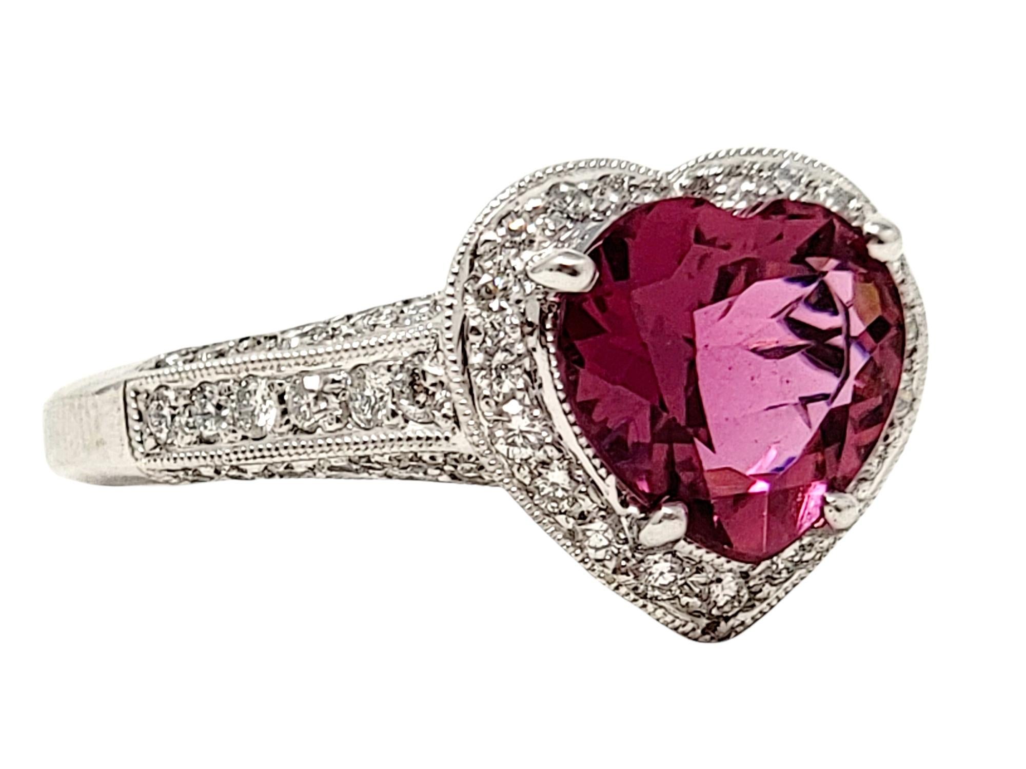 Ring aus 18 Karat Weißgold mit rosa Turmalin im Herzschliff und Diamant-Halo im Herzschliff im Zustand „Gut“ im Angebot in Scottsdale, AZ