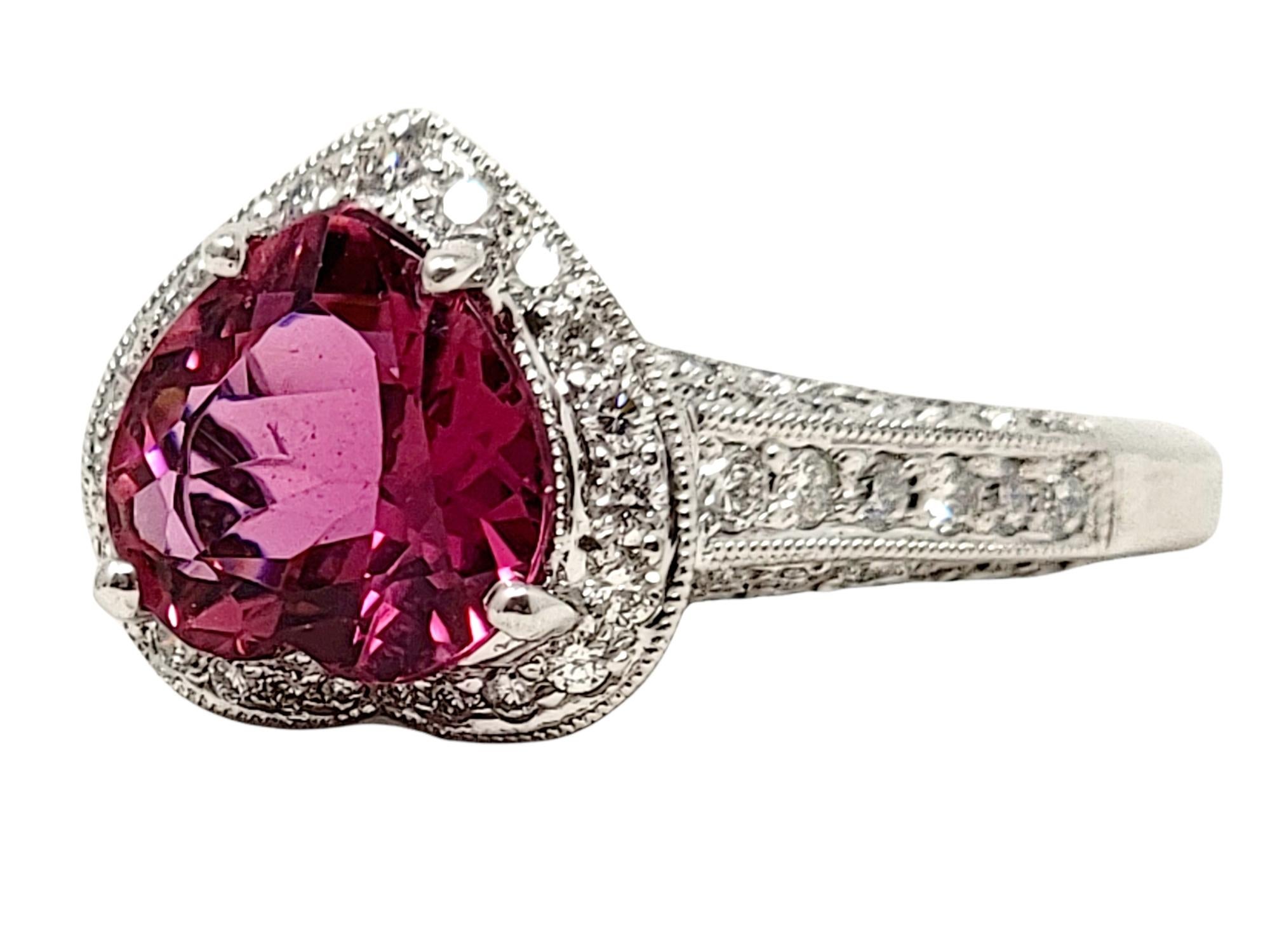 Ring aus 18 Karat Weißgold mit rosa Turmalin im Herzschliff und Diamant-Halo im Herzschliff Damen im Angebot