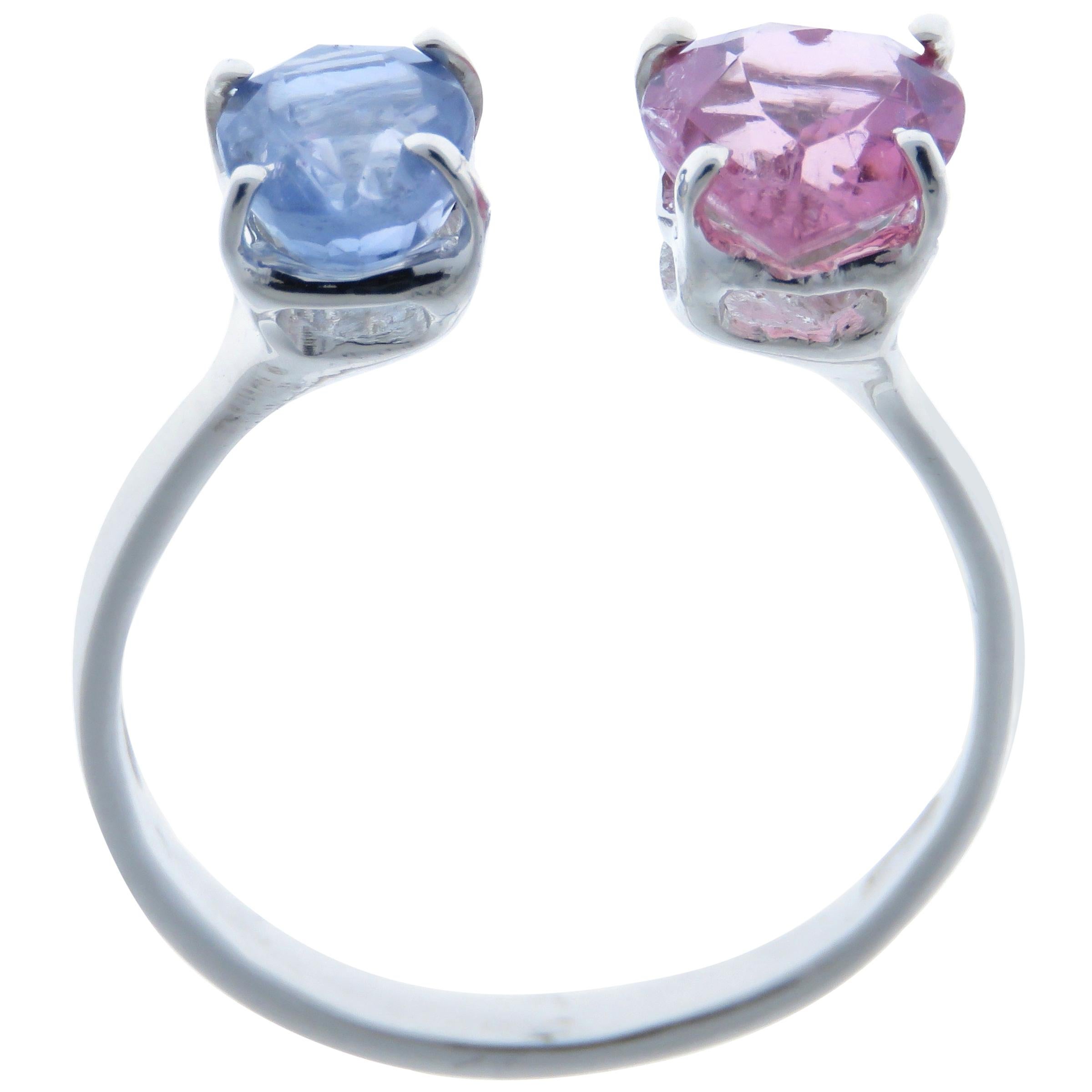 Bague en or blanc 9 carats avec tourmaline rose taille cœur et saphir bleu clair taille ovale en vente