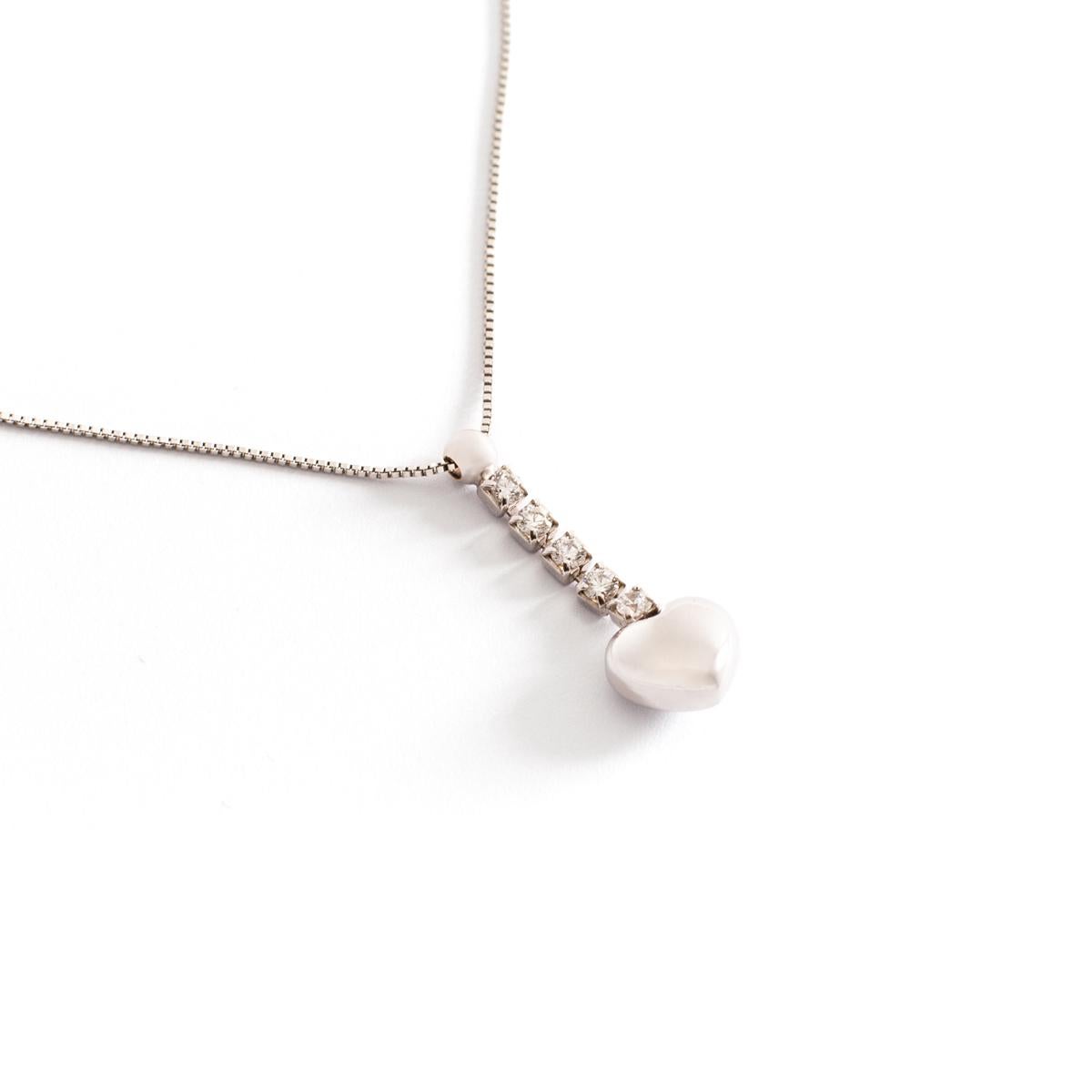 Collier à chaîne en or blanc en forme de cœur avec pendentif en diamant.
Poids estimé du diamant : 0,25 carat au total.
Pendentif : 2,00 centimètres.
Longueur de la chaîne : 42,00 centimètres.
Poids brut : 1,90 gramme.