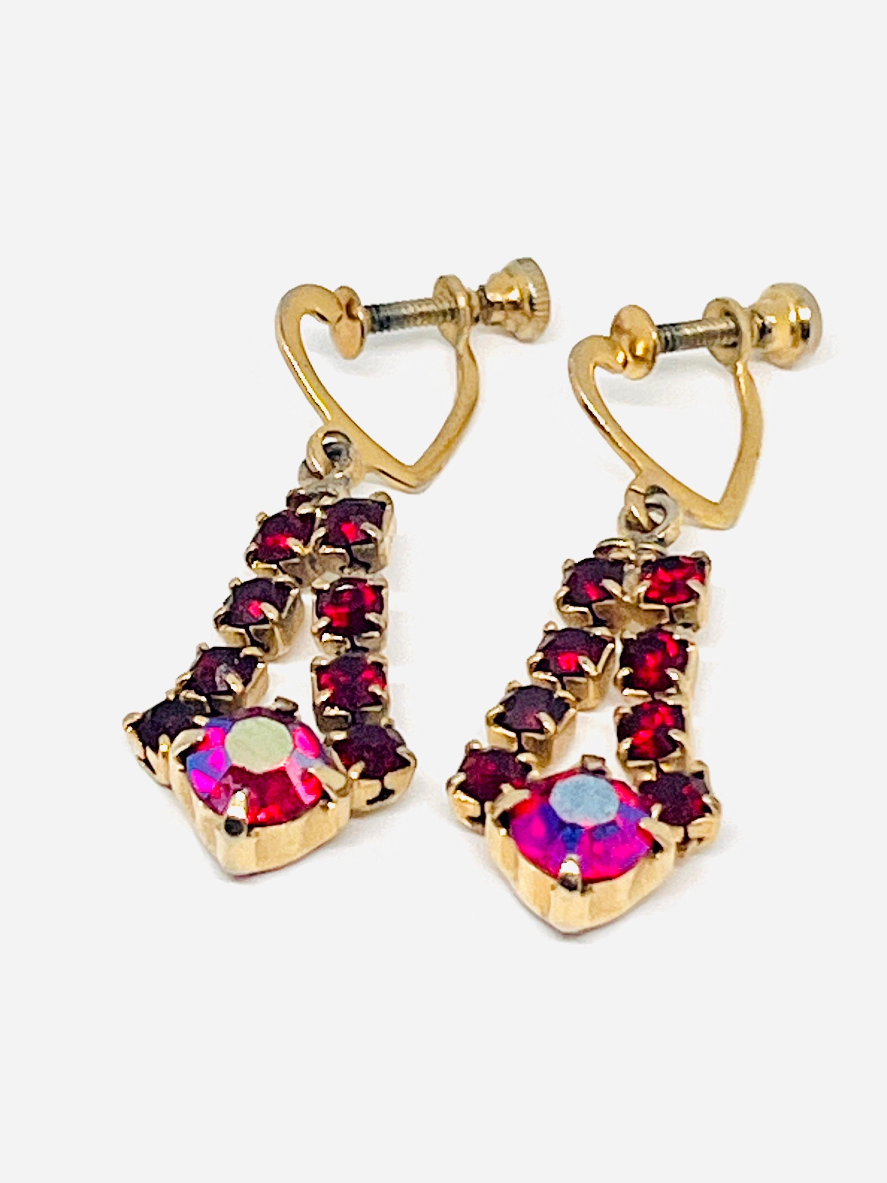 Gold Heart Detail Red Art-Deco-Style Crystal Aurora Borealis Rhinestone Vintage Screwback Earrings, 1960s

Two geometric cup-chain garnet-colored rows of four square-cut, prong-set  crystal rhinestones with a brighter red Aurora Borealis feature