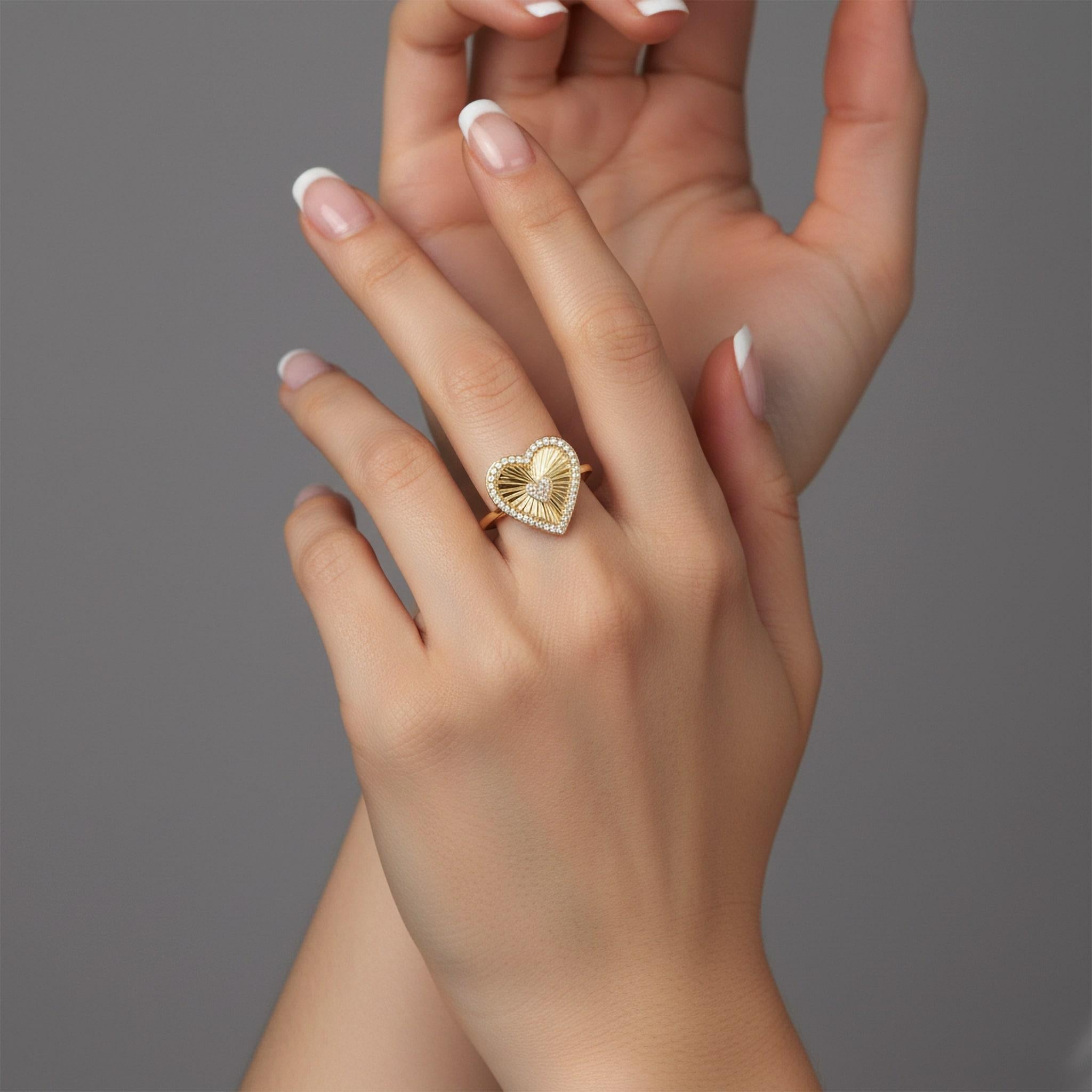 En vente :  Bague de chevalière en or jaune 14K (ou 18k sur demande) avec diamant en forme de coeur 2