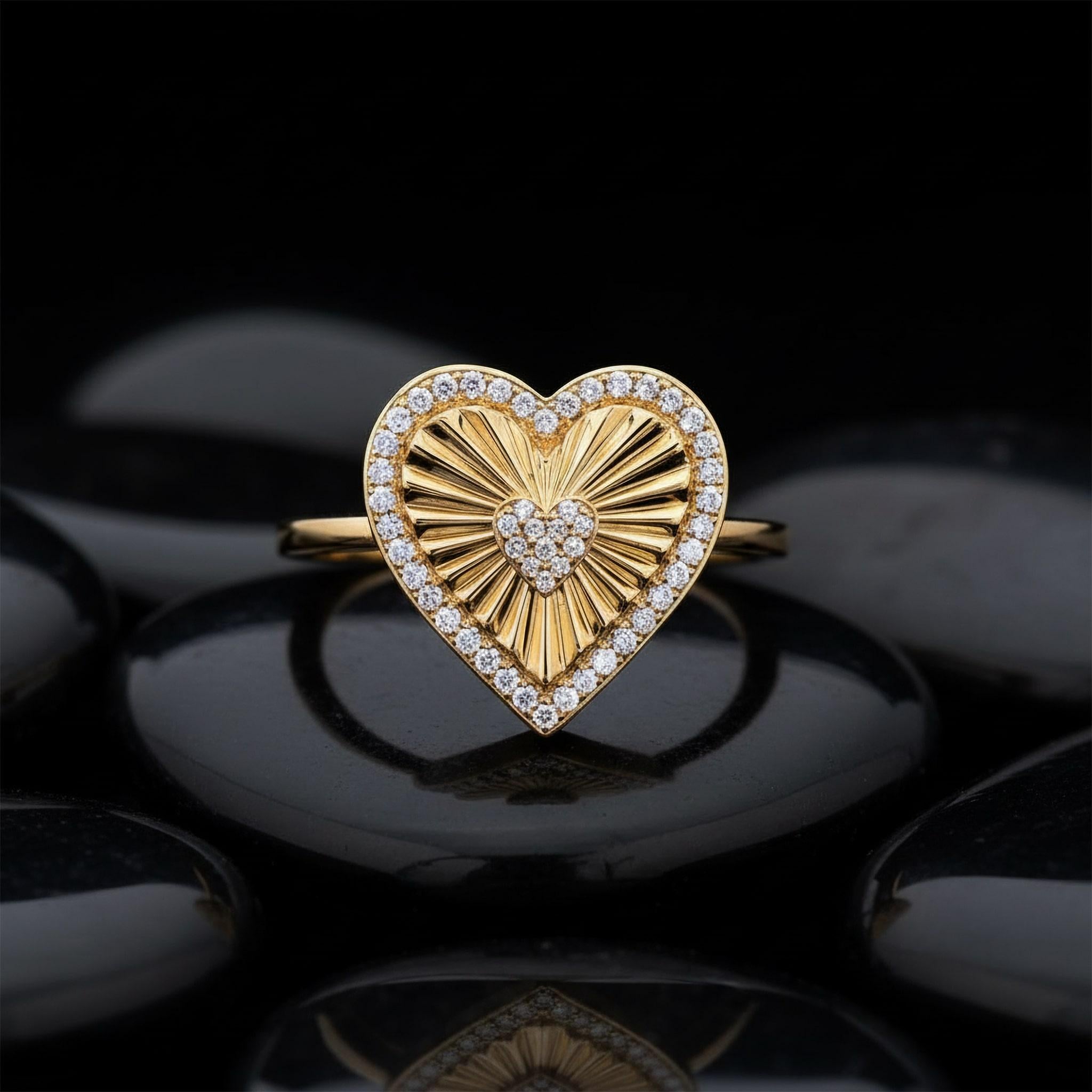 En vente :  Bague de chevalière en or jaune 14K (ou 18k sur demande) avec diamant en forme de coeur 3