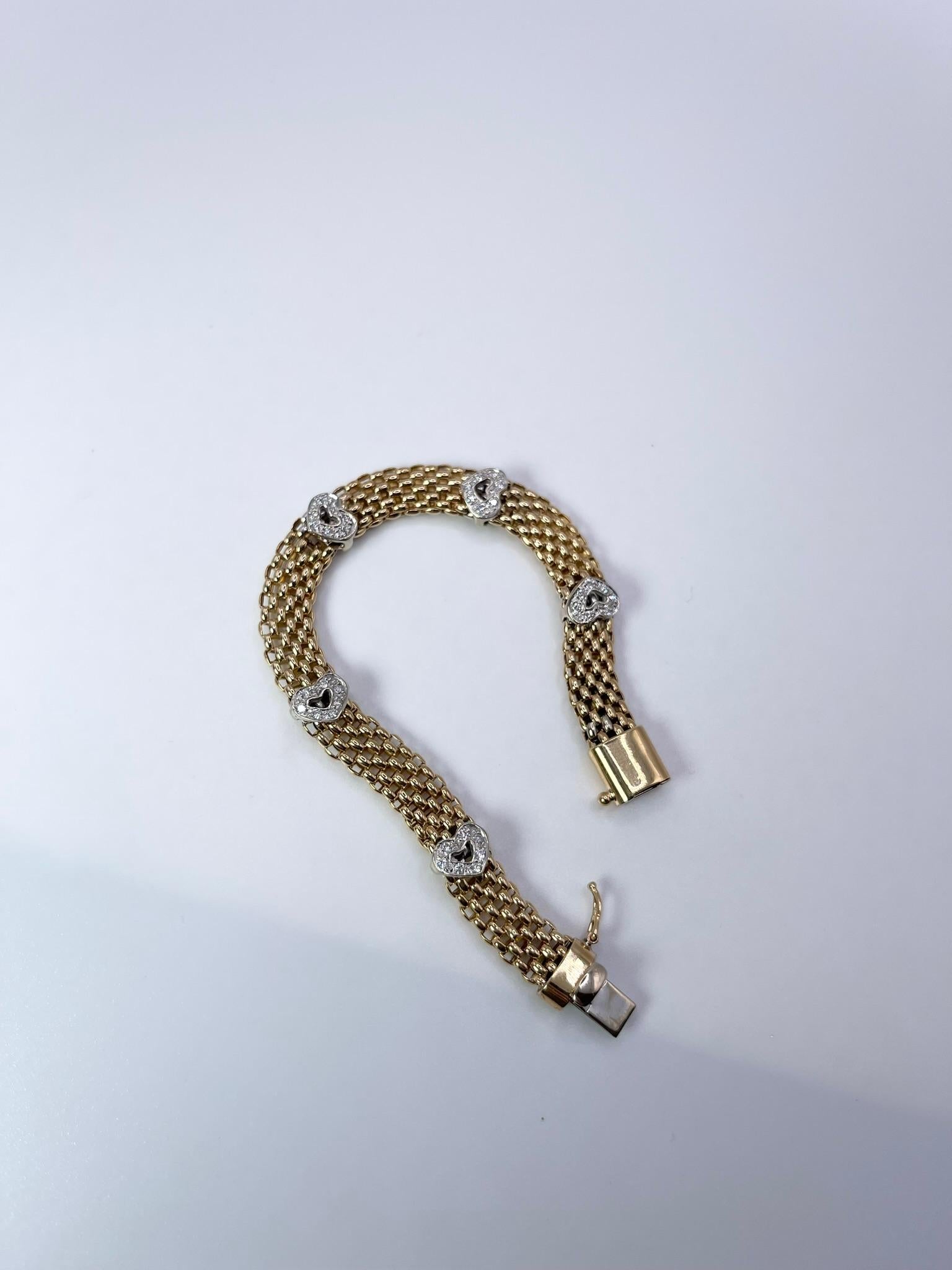 Bracelet en maille avec des cœurs en diamant, confortable, moderne et étonnant ! Fabriqué en or jaune et blanc 18KT !

POIDS EN GRAMME : 14.10gr
MÉTAL : or jaune et blanc 14KT

DIAMANT(S) NATUREL(S)
Coupe : Brillant rond
Couleur : G-H 
Clarté : SI