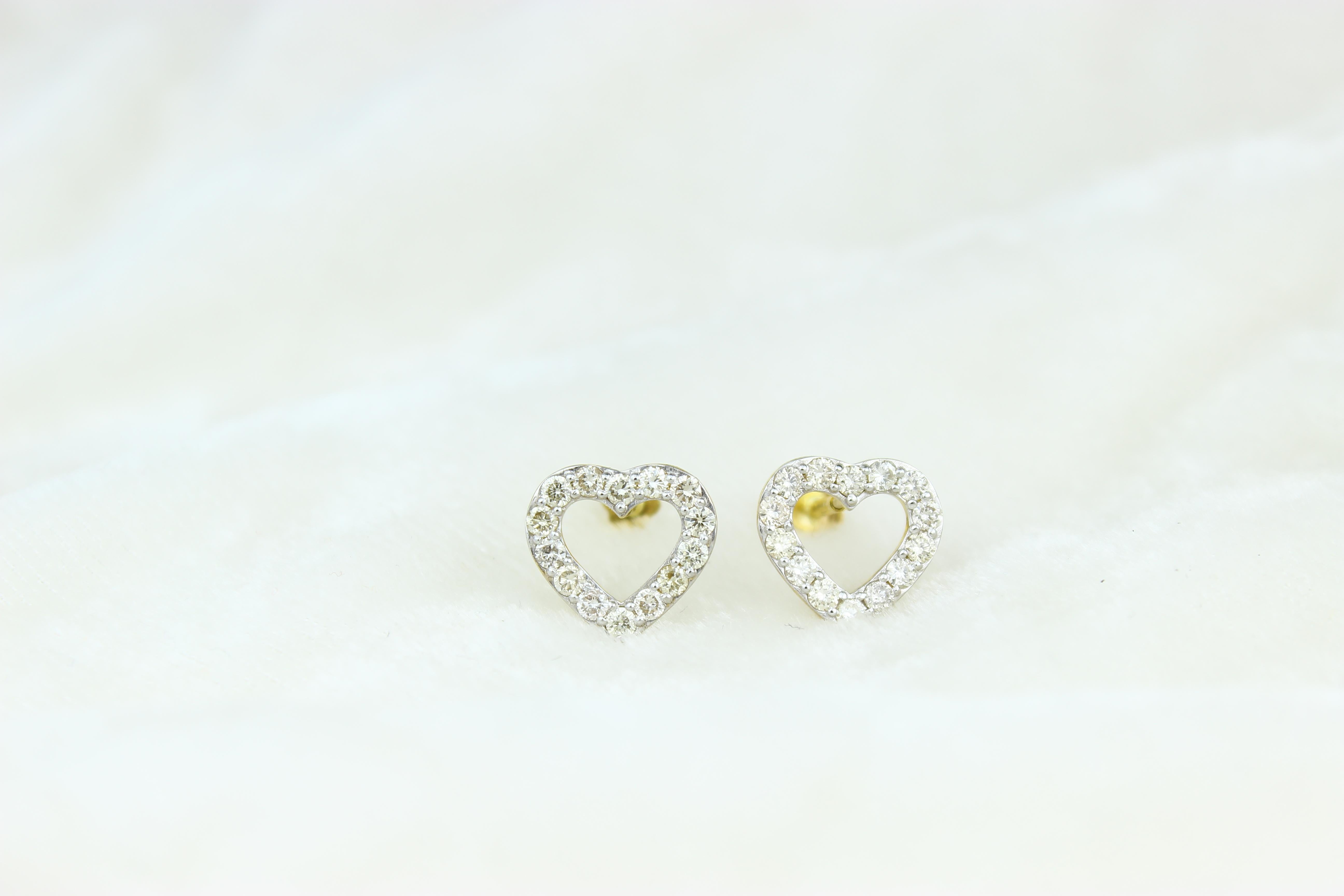 Heart Diamond Earrings for Girls/Kids/Toddlers in 18K Solid Gold In New Condition For Sale In New Delhi, DL