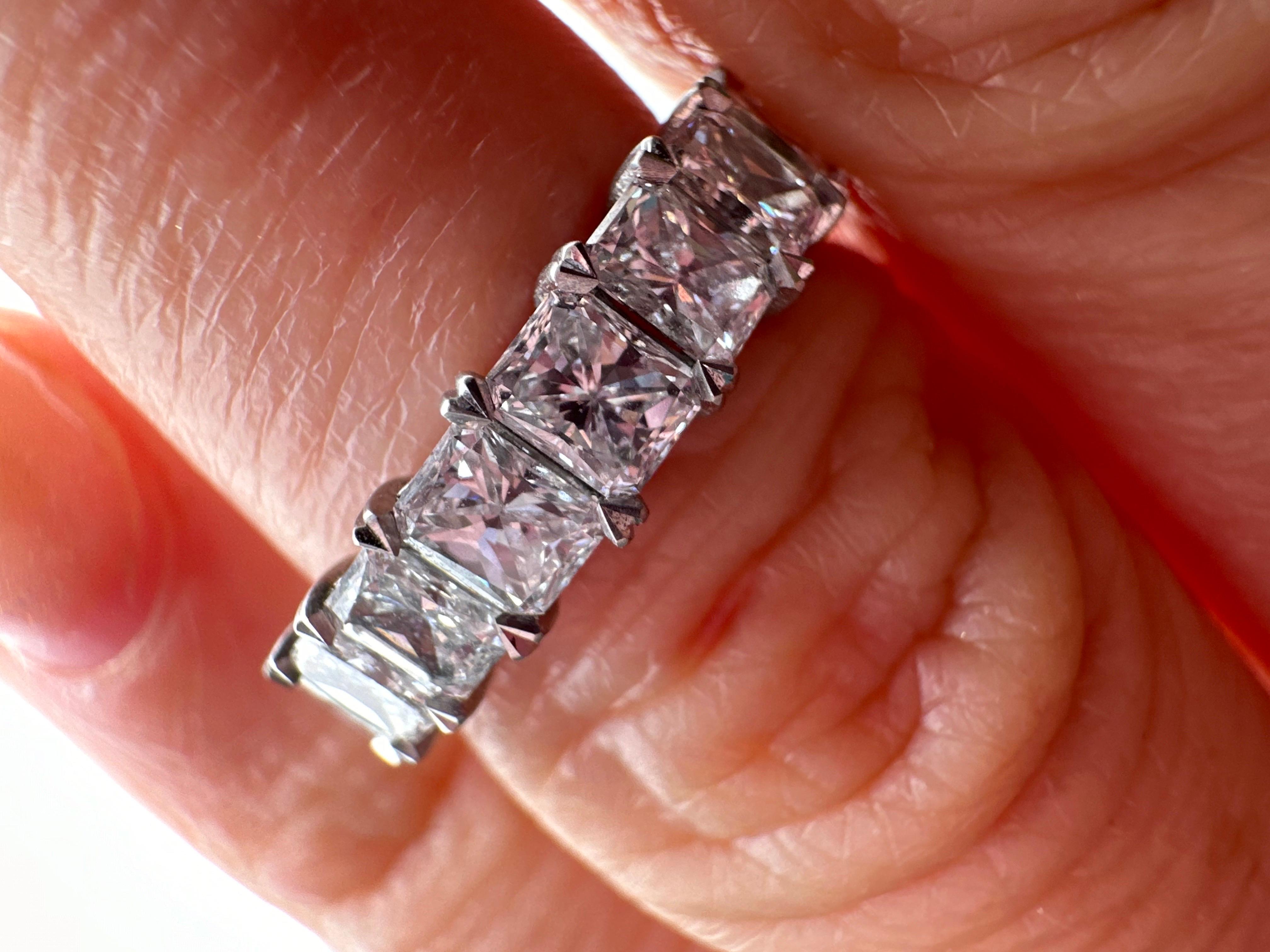 Anello di diamanti unico nel suo genere, con cuoricini tra ogni pietra e diamanti abbinati! Realizzato in oro bianco 18kt!

Tipo di metallo: 18KT

Diamante/i naturale/i: 
Colore: F-G
Taglio: Brillante rotondo
Carati: 5ct
Chiarezza: VS-SI 

Il