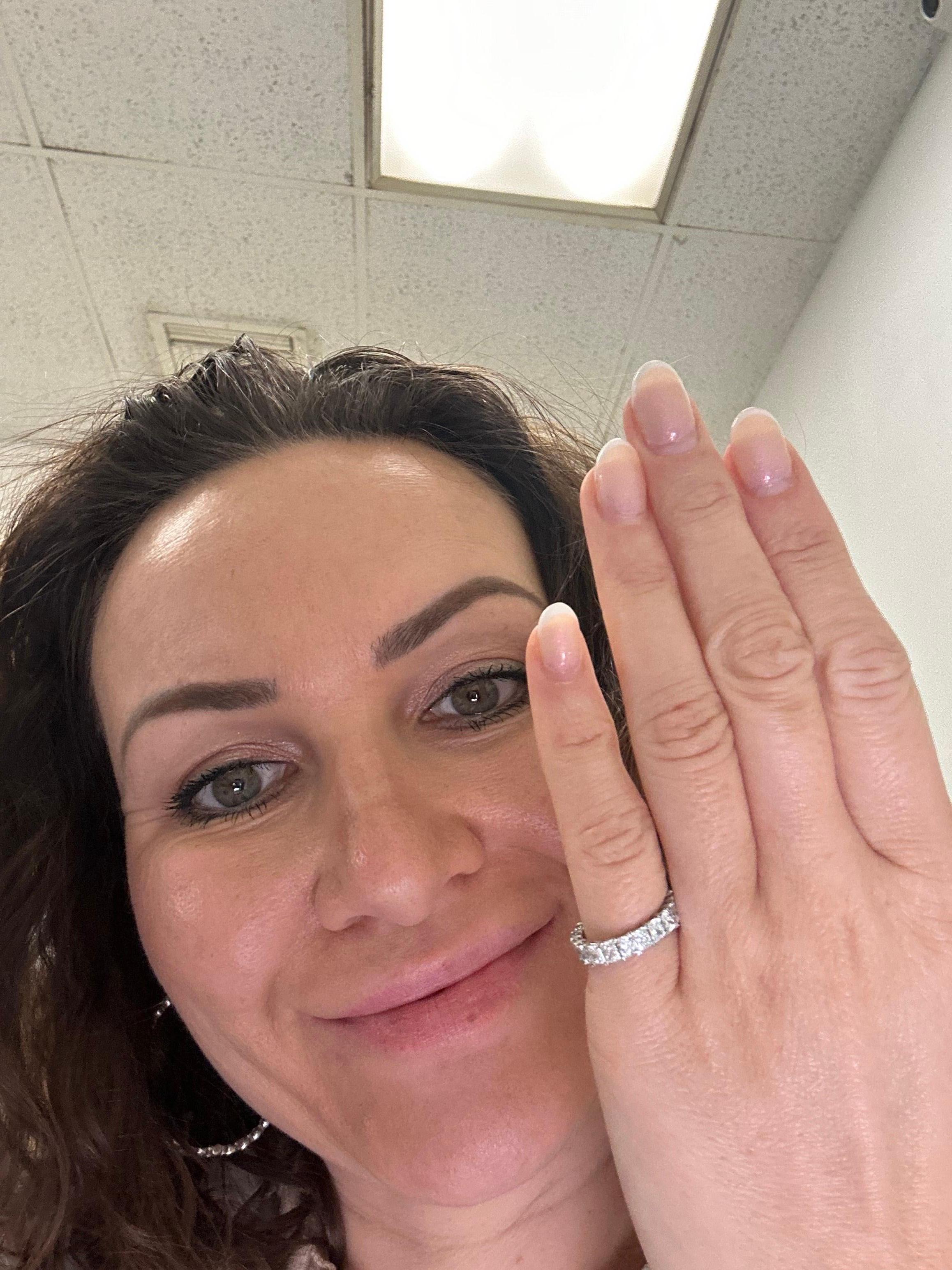 Taglio brillante Anello eternità con diamante a cuore Anello con diamante a cuore in oro 18 carati in vendita