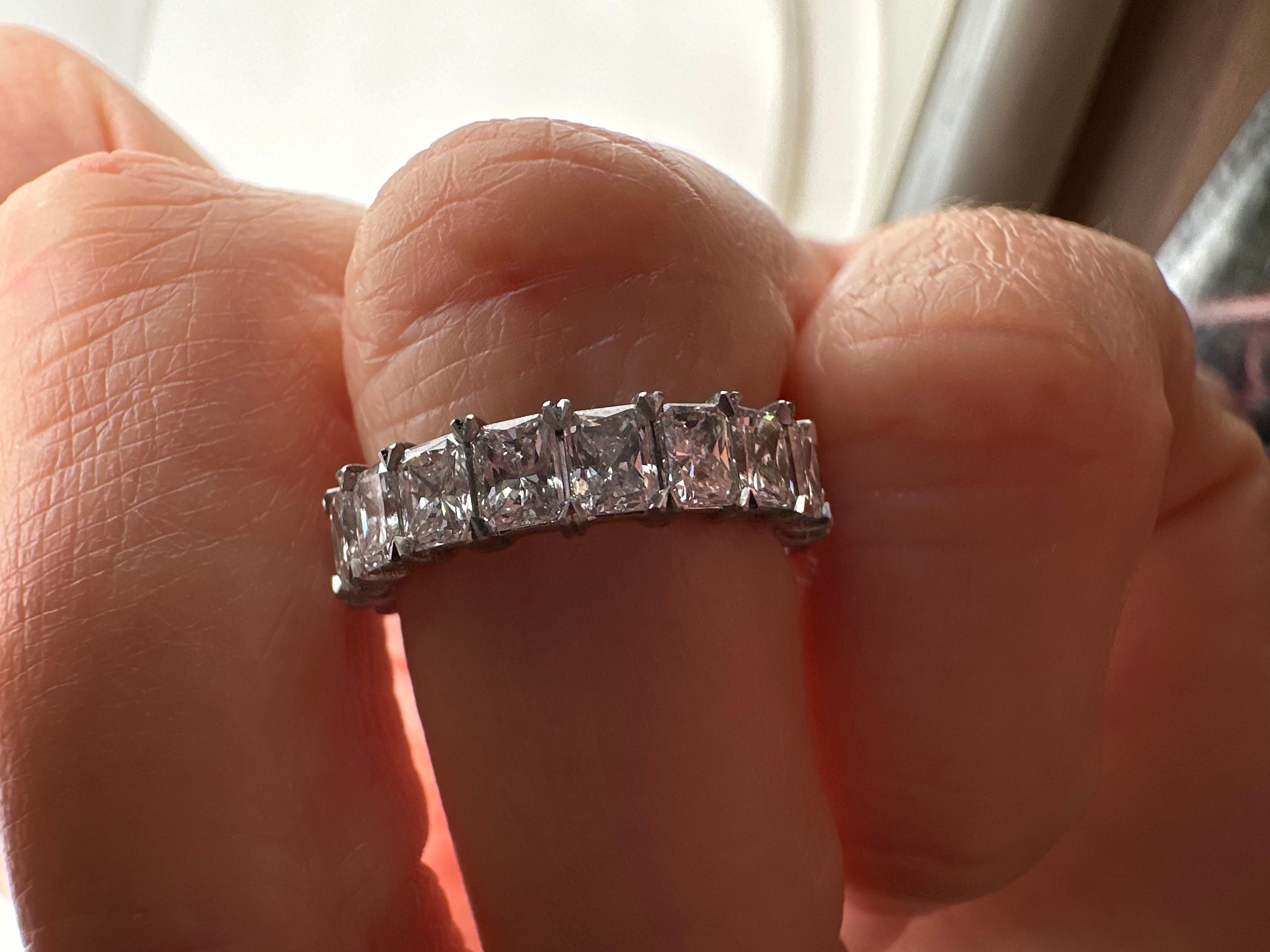 Heart Diamond eternity ring 18kt gold stunning diamond ring In New Condition For Sale In Boca Raton, FL