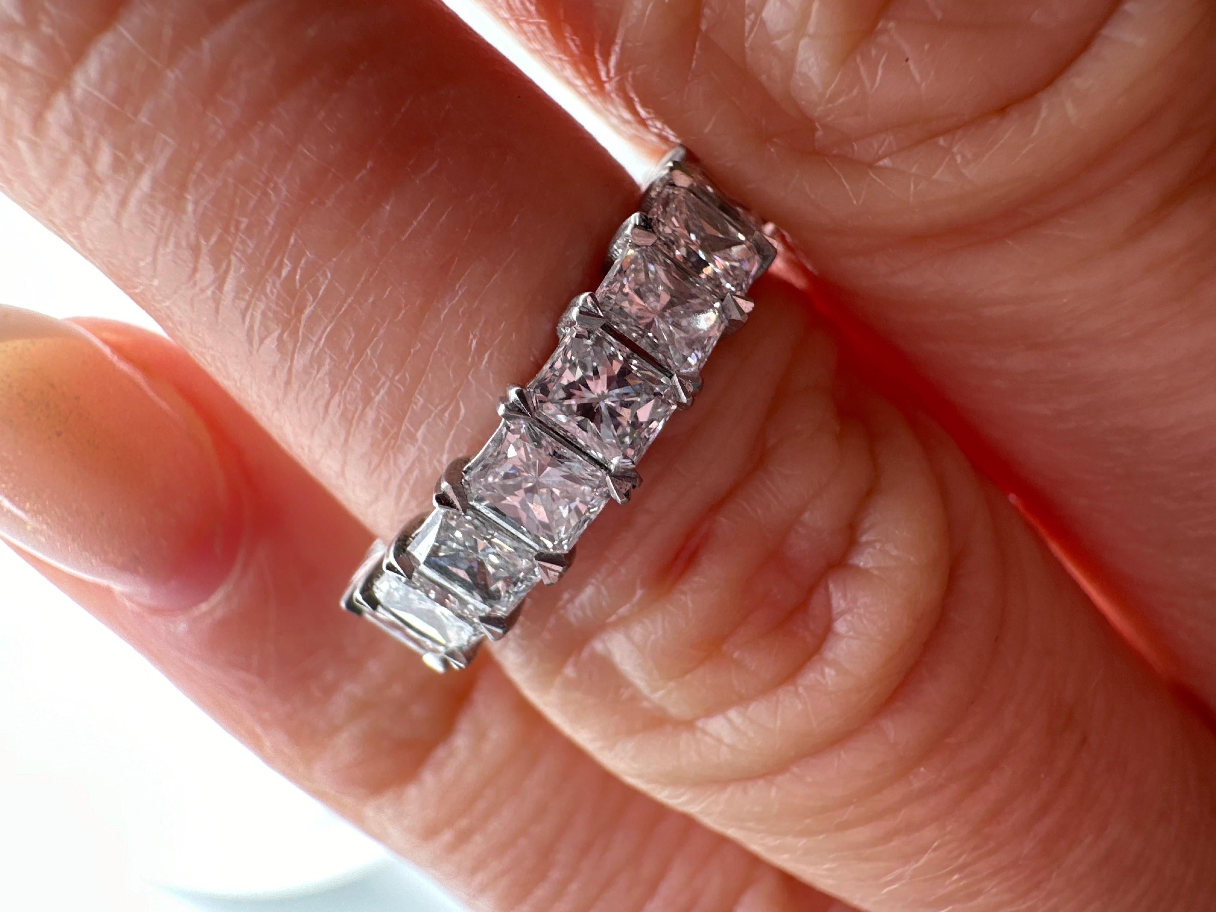 Anello eternità con diamante a cuore Anello con diamante a cuore in oro 18 carati in vendita 1
