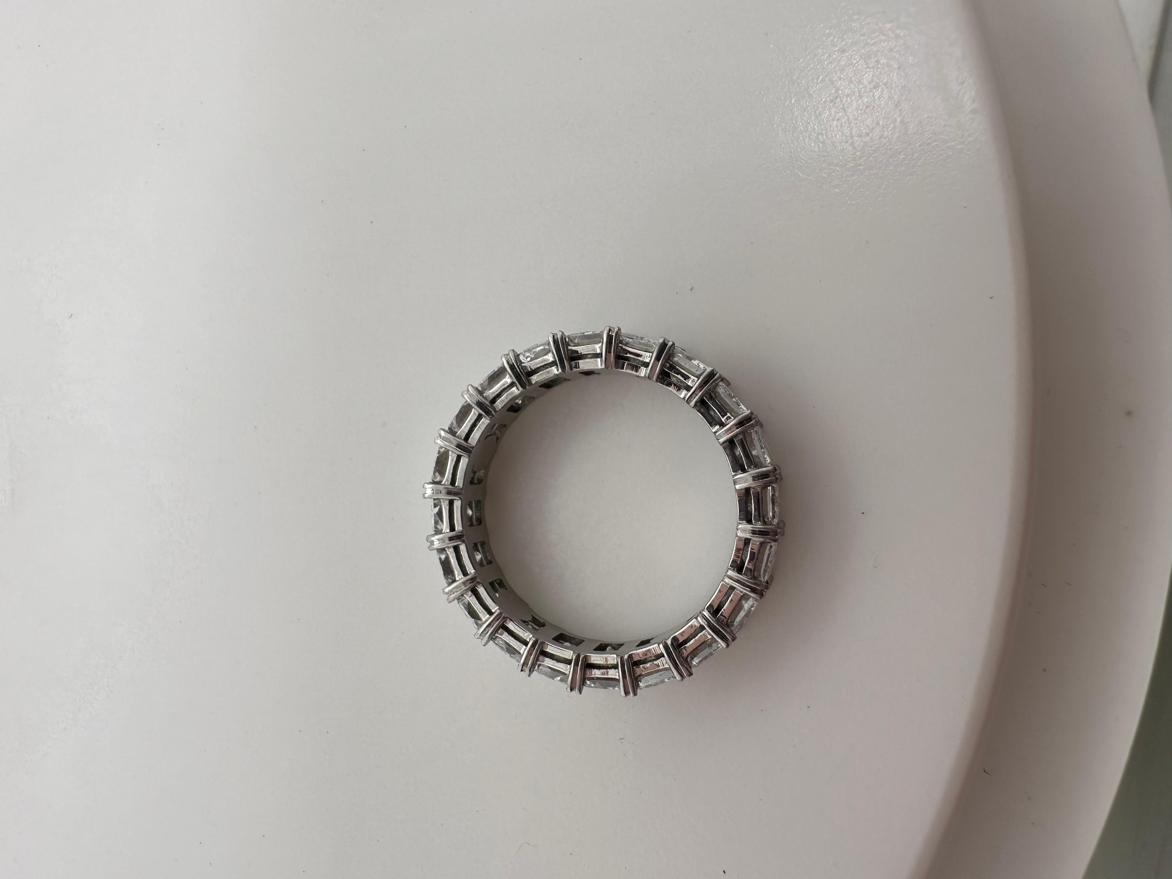 Anello eternità con diamante a cuore Anello con diamante a cuore in oro 18 carati in vendita 3