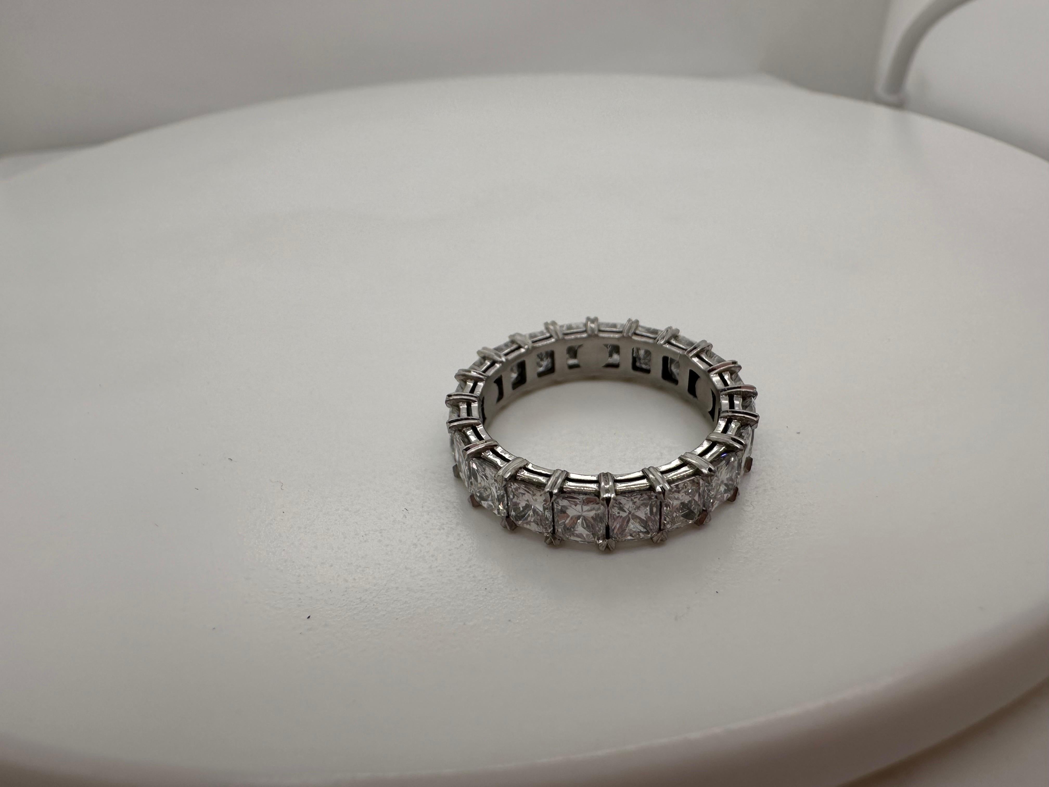 Anello eternità con diamante a cuore Anello con diamante a cuore in oro 18 carati in vendita 4