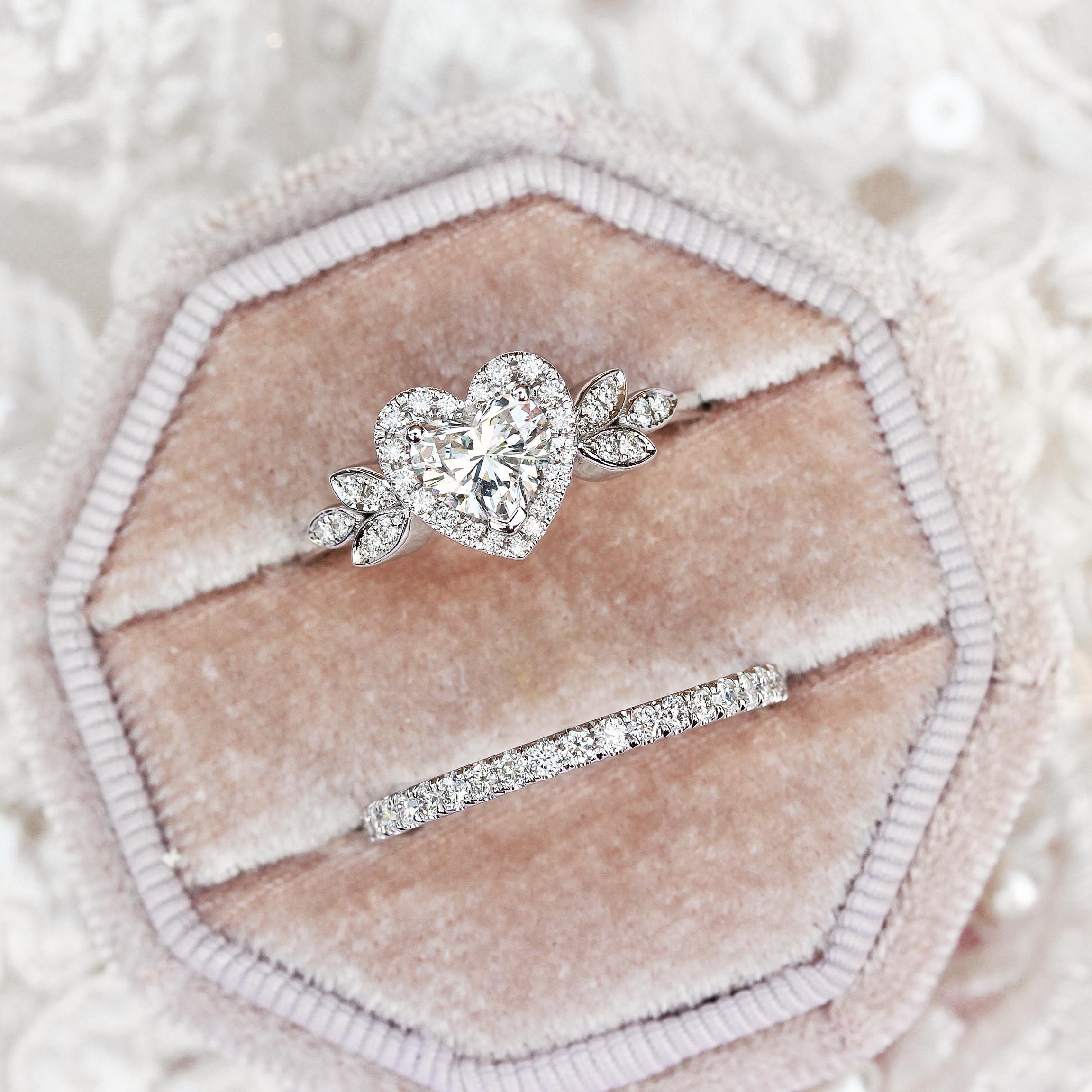Corazón Diamante Amor Flor Único Boda Dos Anillos Conjunto en Nuevo estado para la venta en Hertsliya, IL